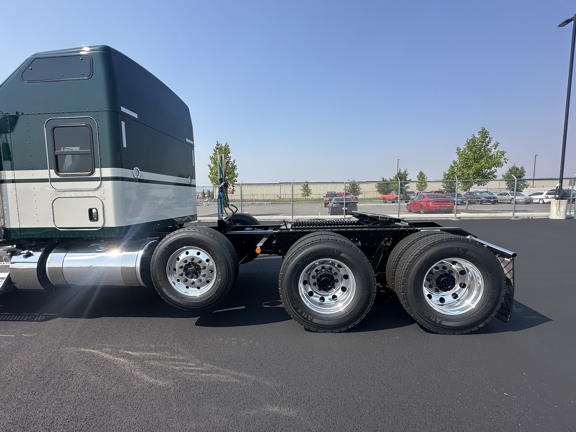 2027 Kenworth W900L 2027 Kenworth W900L - image 3 of 6