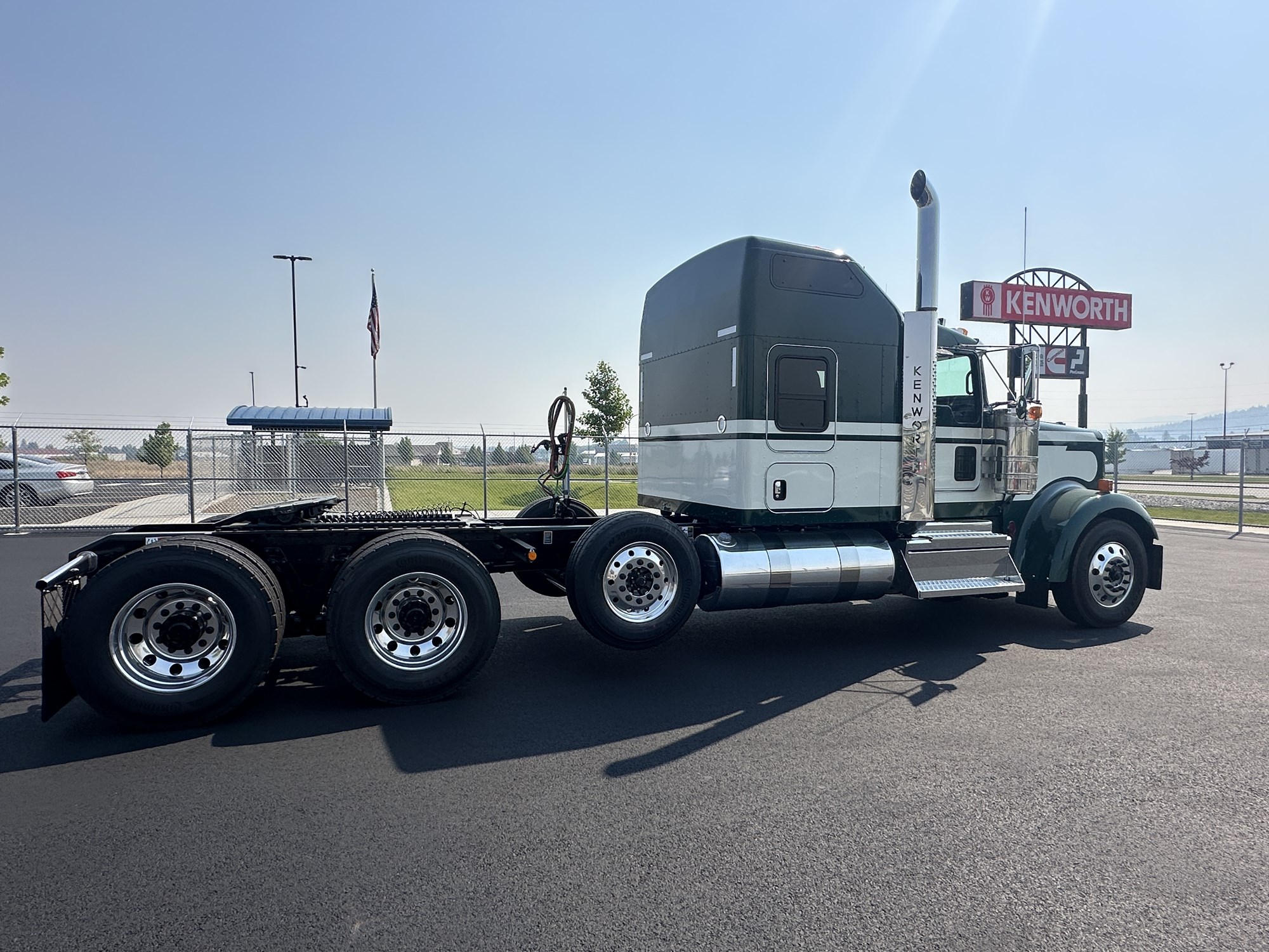 2027 Kenworth W900L 2027 Kenworth W900L - image 4 of 6