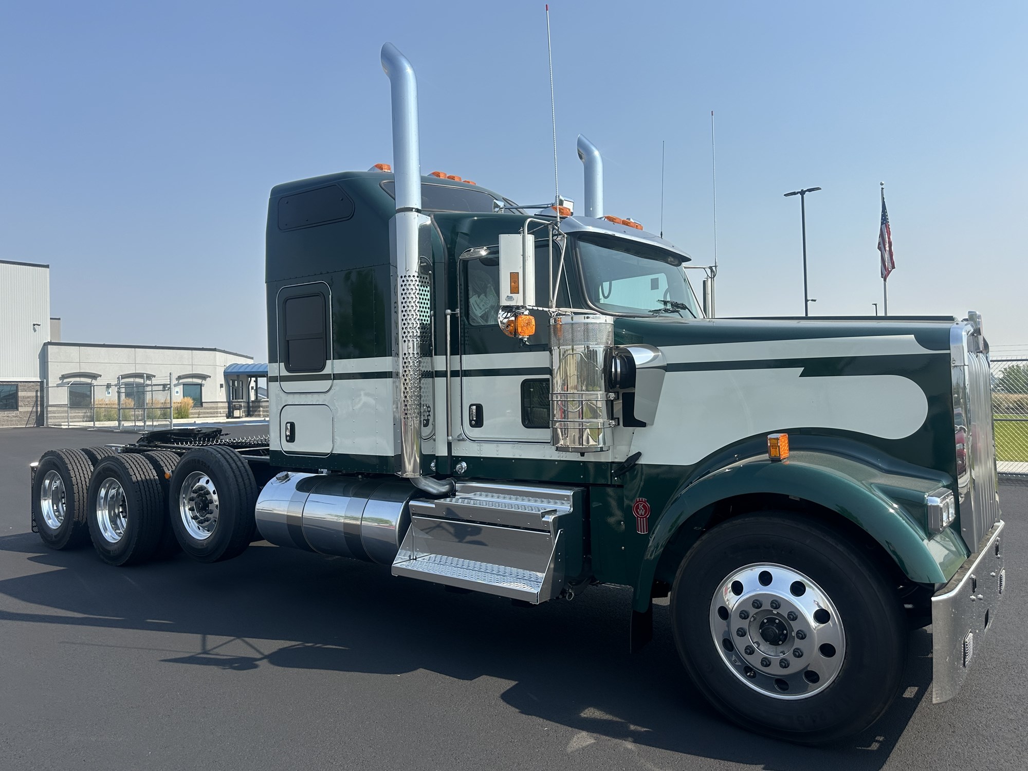 2027 Kenworth W900L 2027 Kenworth W900L - image 5 of 6