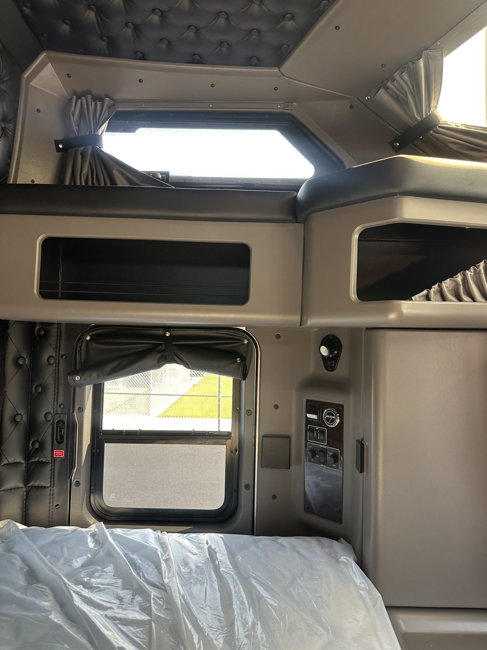 2027 Kenworth W900L VR255137-08 2027 Kenworth W900L VR255137-08