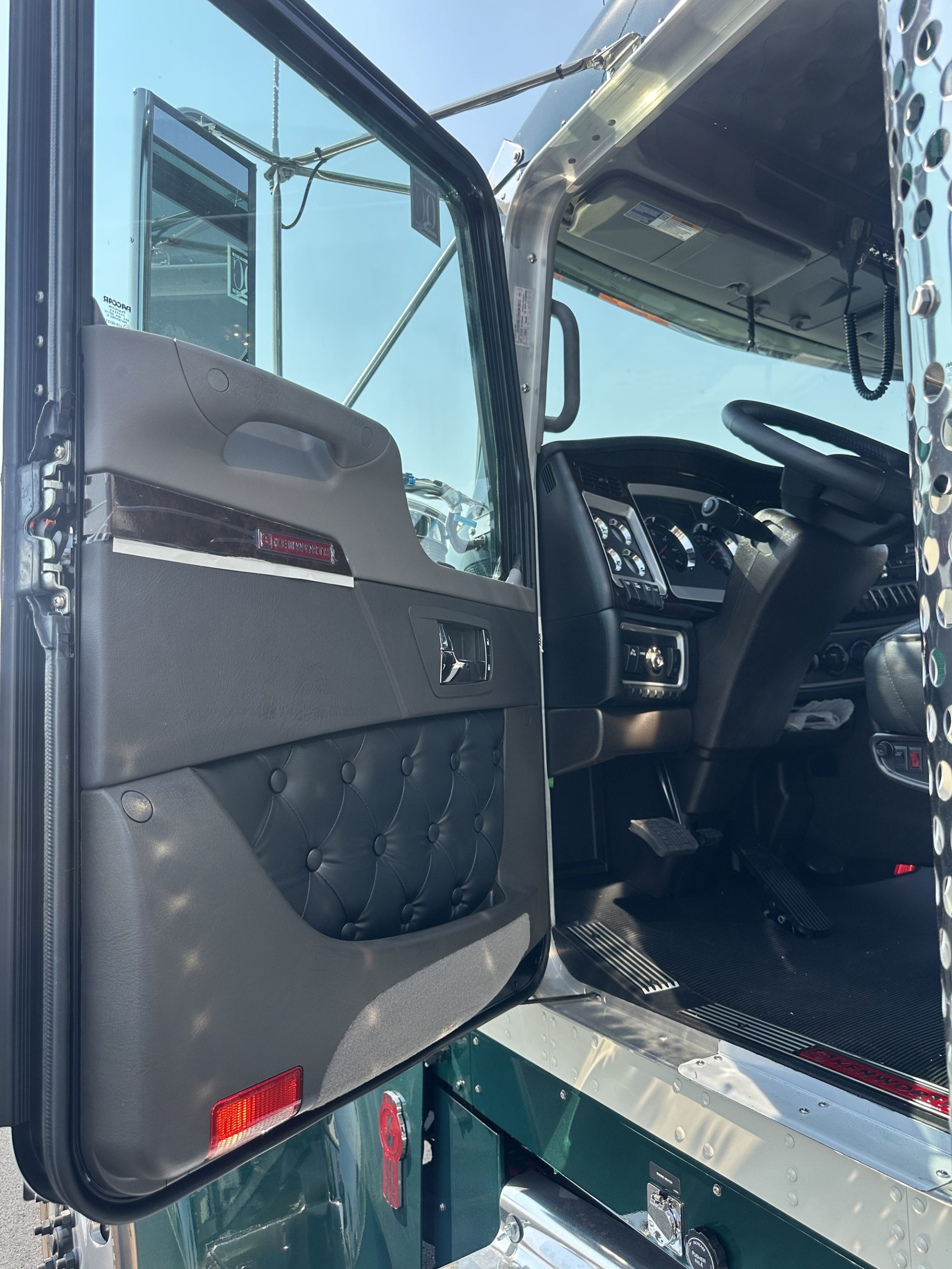 2027 Kenworth W900L VR255137-13 2027 Kenworth W900L VR255137-13