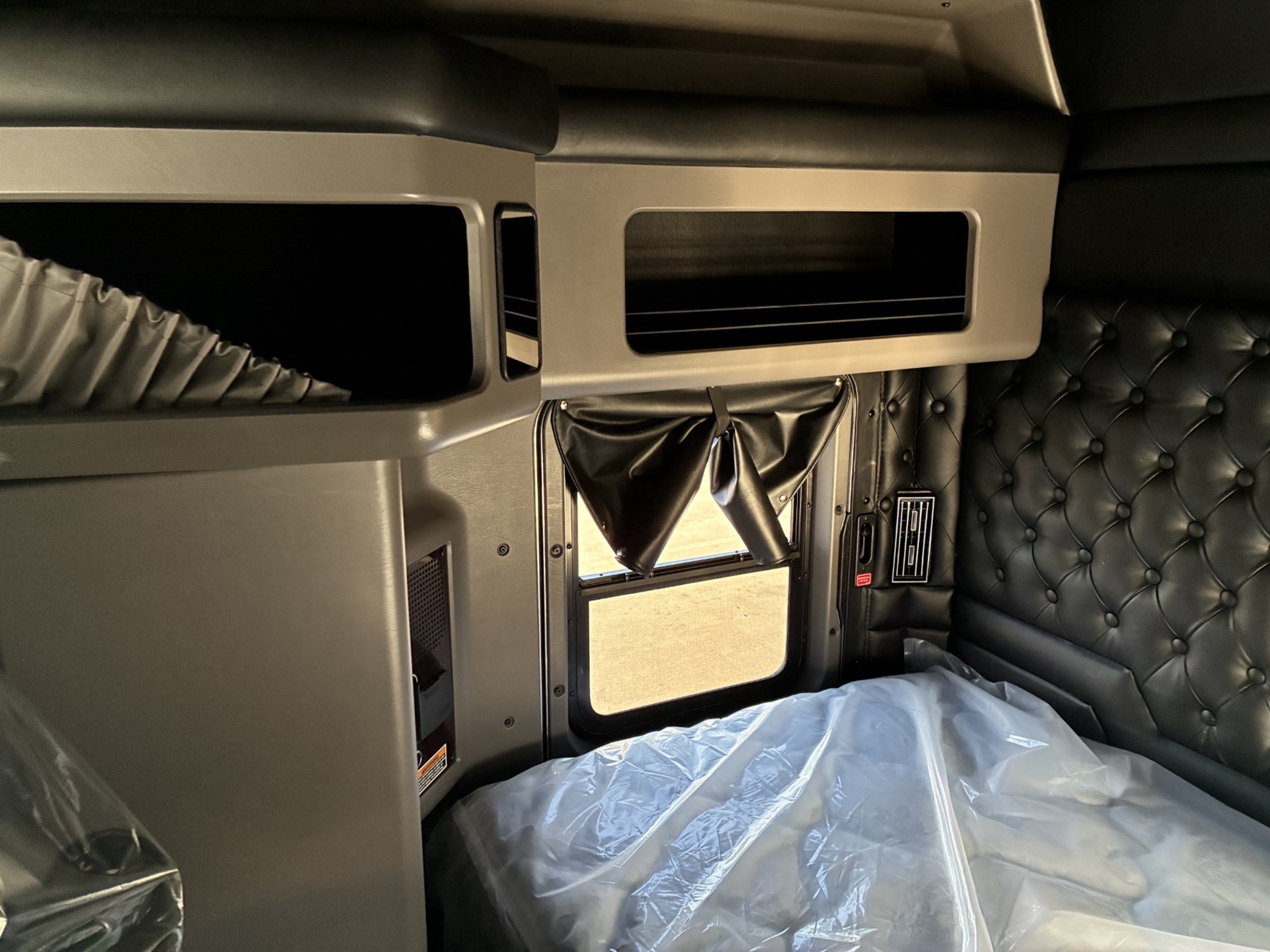 2027 Kenworth W900B VR255141-08 2027 Kenworth W900B VR255141-08