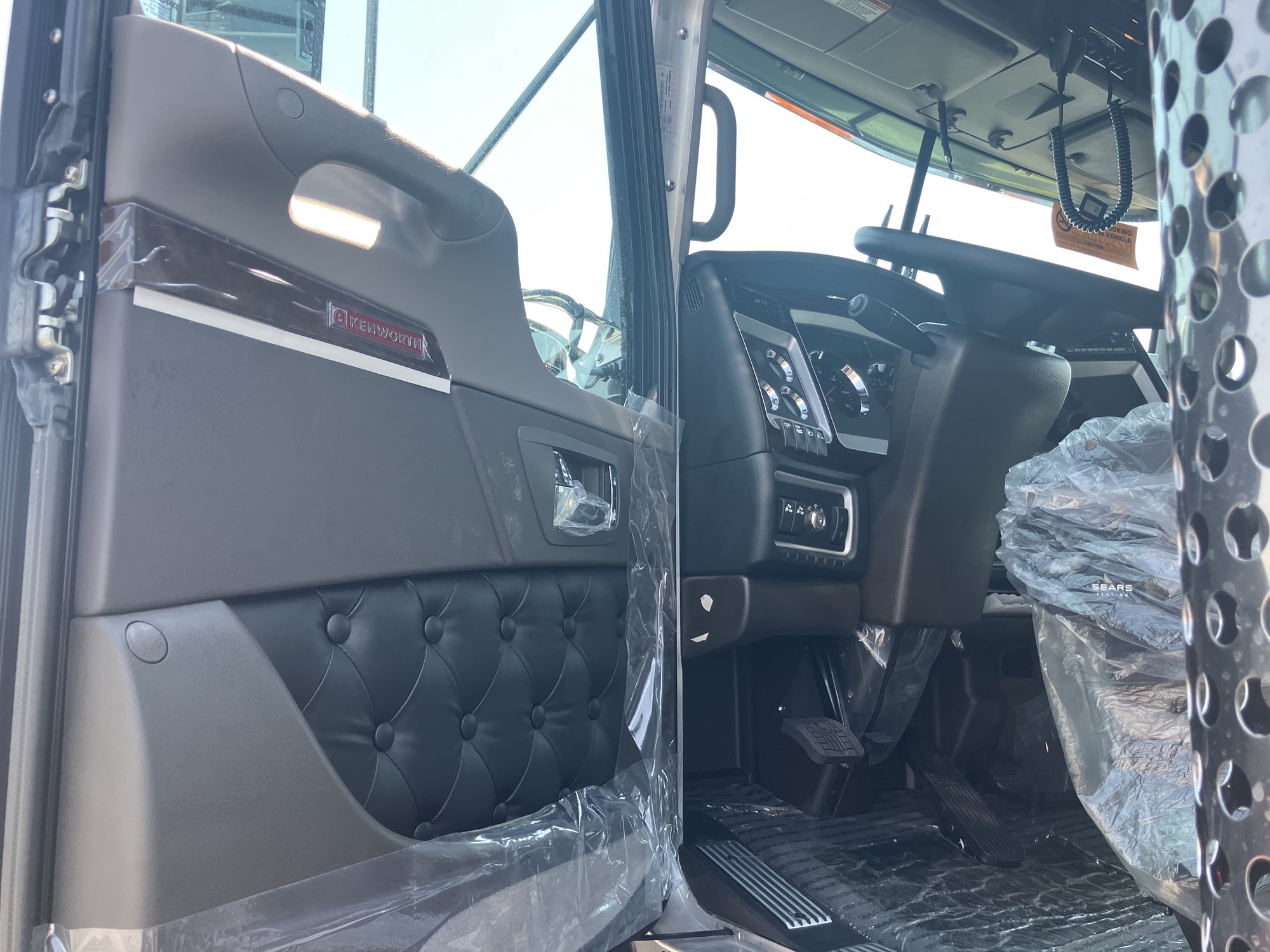 2027 Kenworth W900B 2027 Kenworth W900B - image 3 of 5