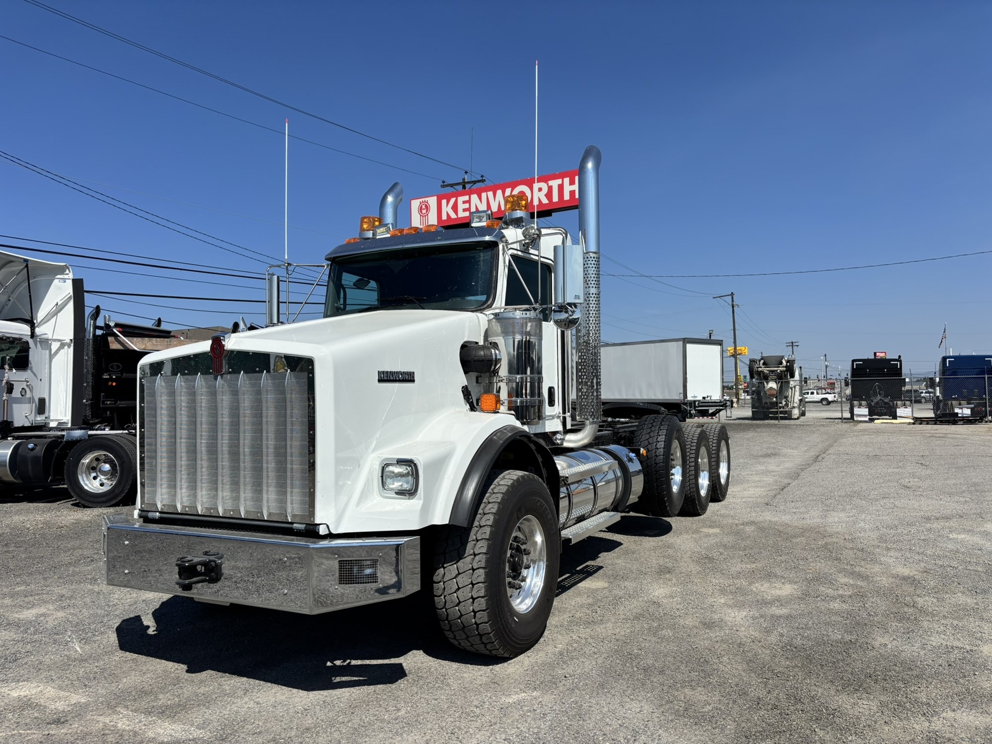 2027 Kenworth T800B 2027 Kenworth T800B - image 1 of 6