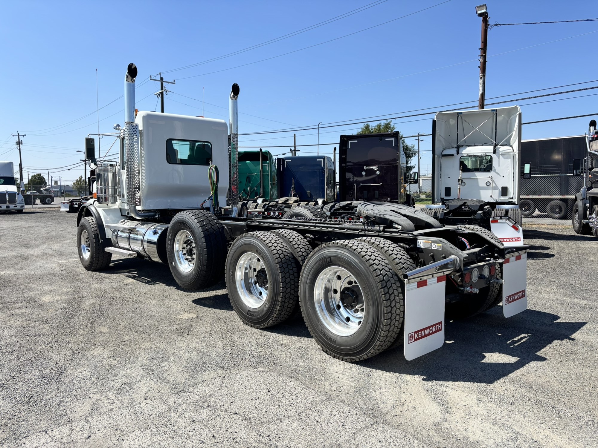 2027 Kenworth T800B 2027 Kenworth T800B - image 2 of 6