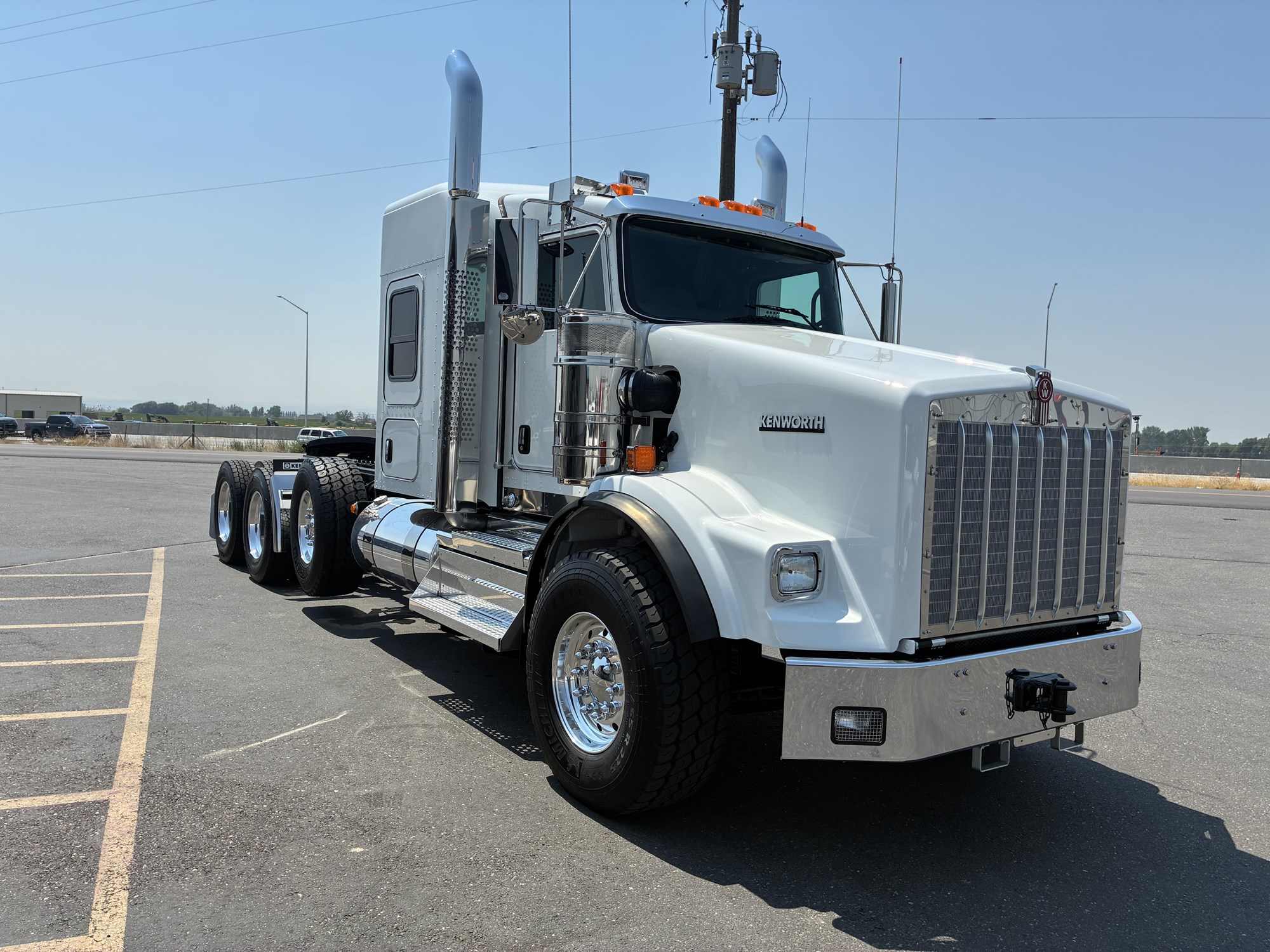 2027 Kenworth T800B 2027 Kenworth T800B - image 2 of 6