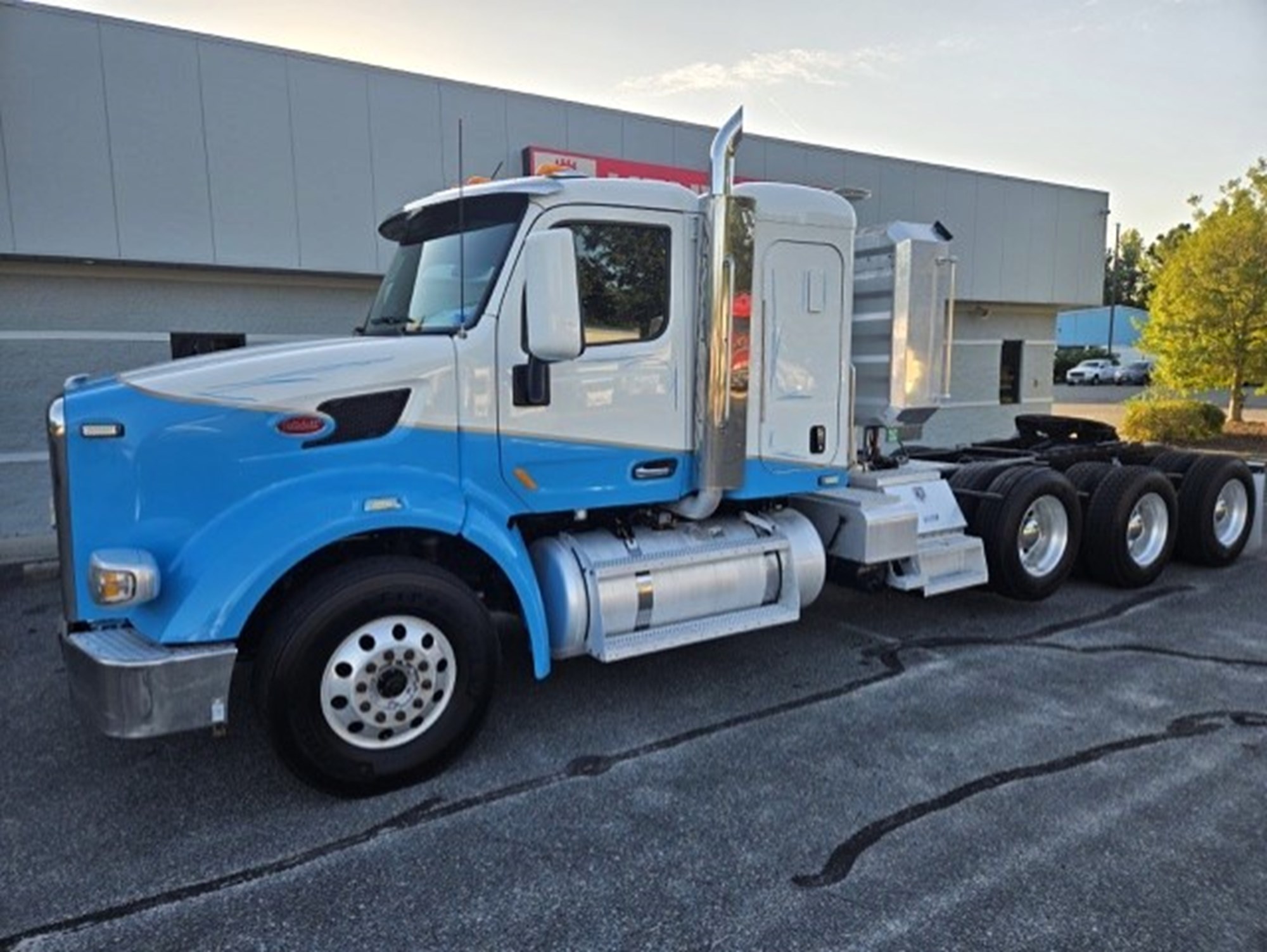 2015 Peterbilt 567 2015 Peterbilt 567 - image 1 of 6