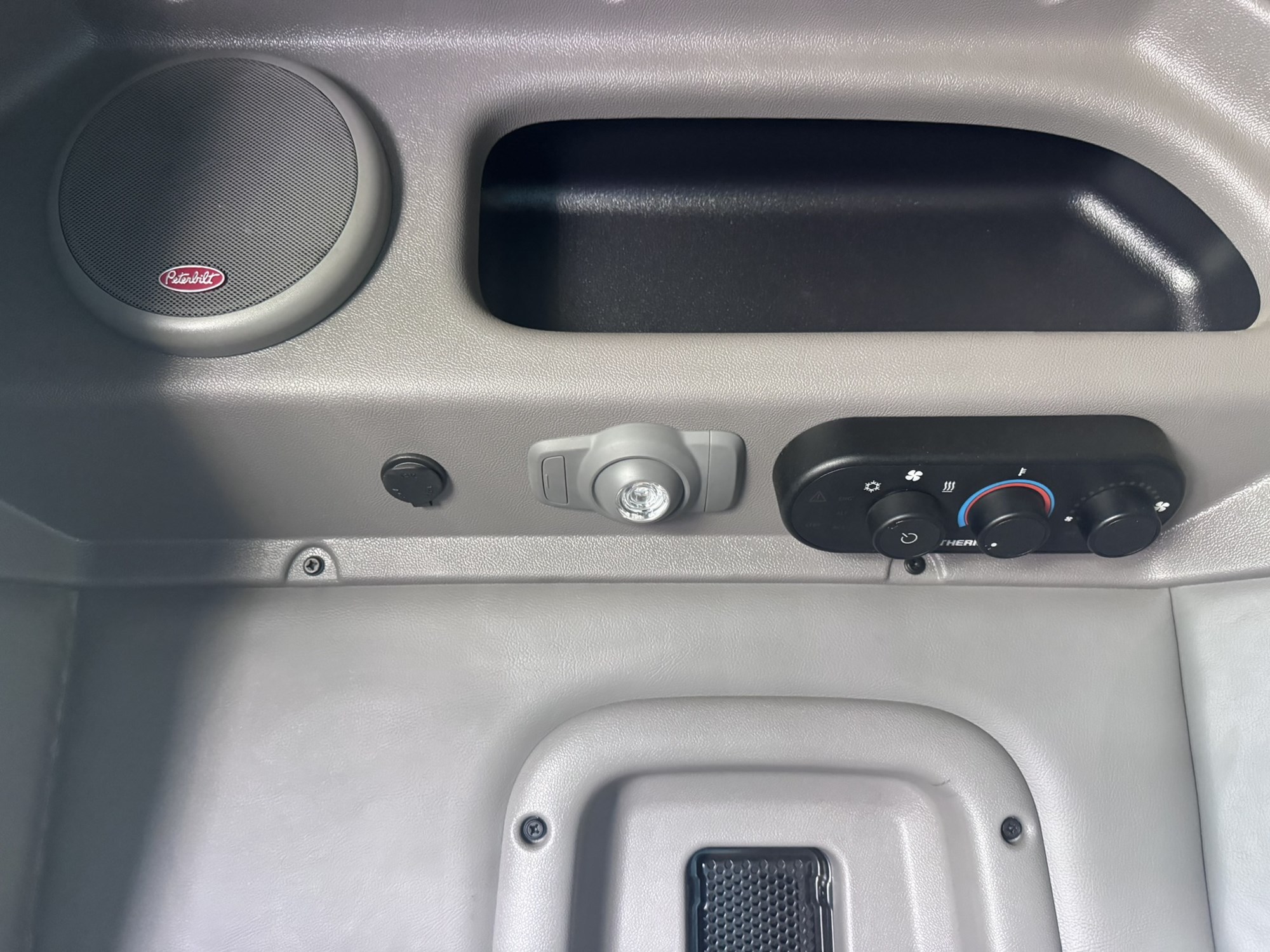 2015 Peterbilt 567 FD295157U-31 2015 Peterbilt 567 FD295157U-31