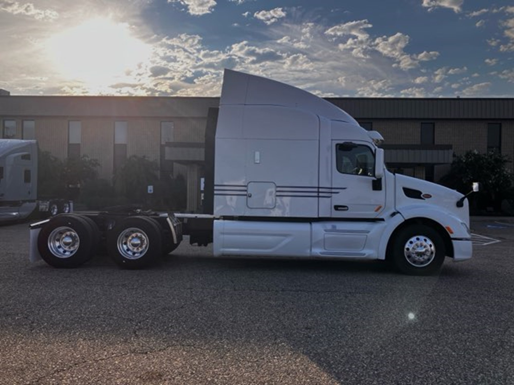 2016 Peterbilt 579 2016 Peterbilt 579 - image 4 of 6