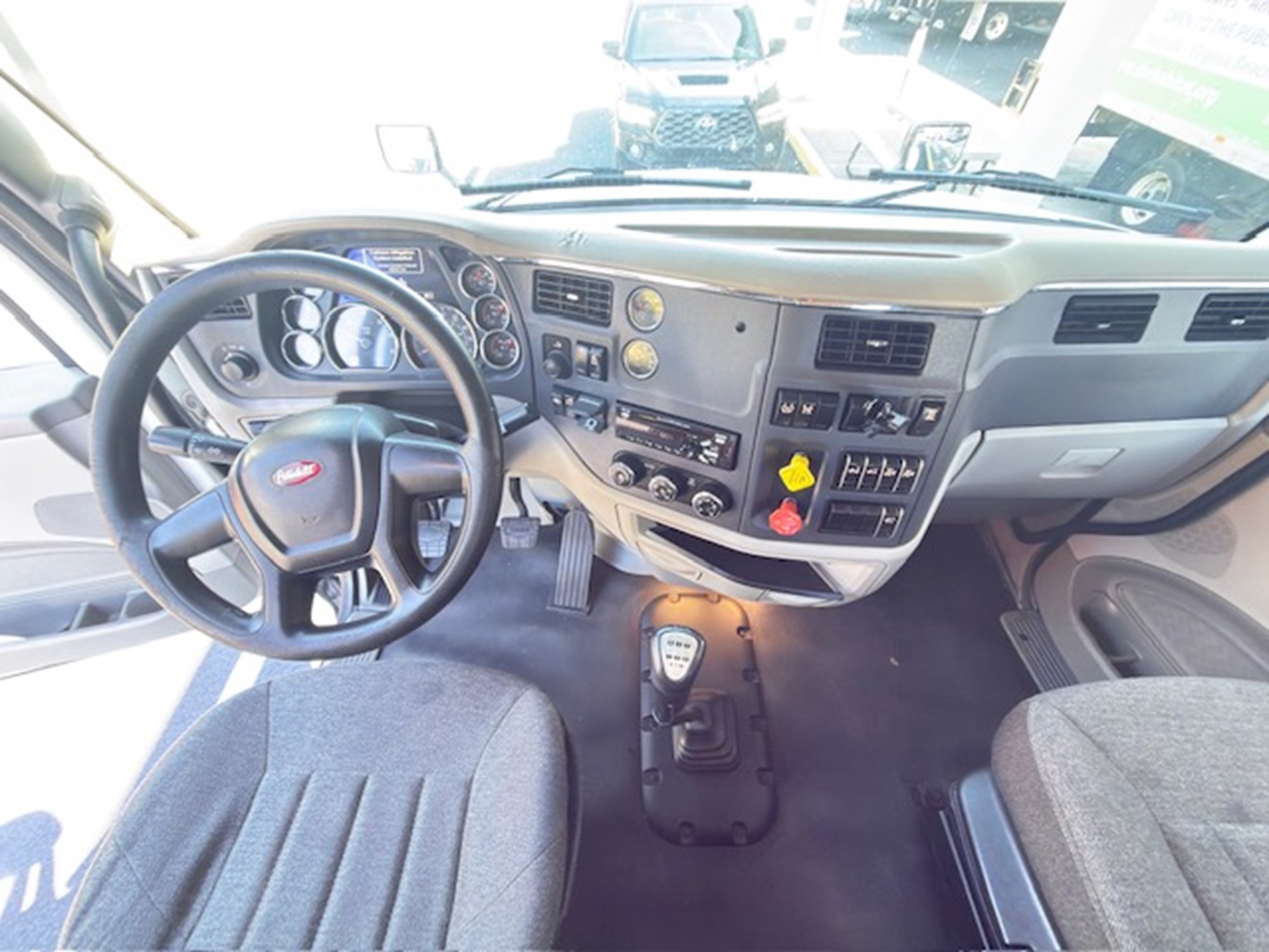 2020 Peterbilt 579 2020 Peterbilt 579 - image 4 of 6