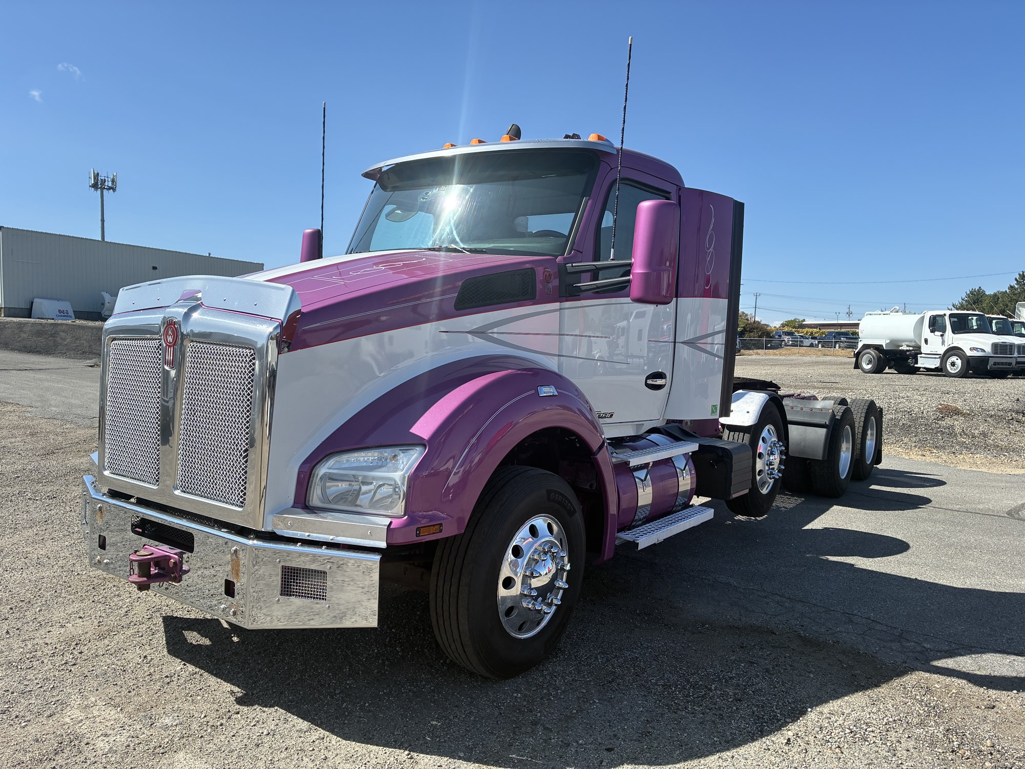 2020 Kenworth T880 2020 Kenworth T880 - image 1 of 6
