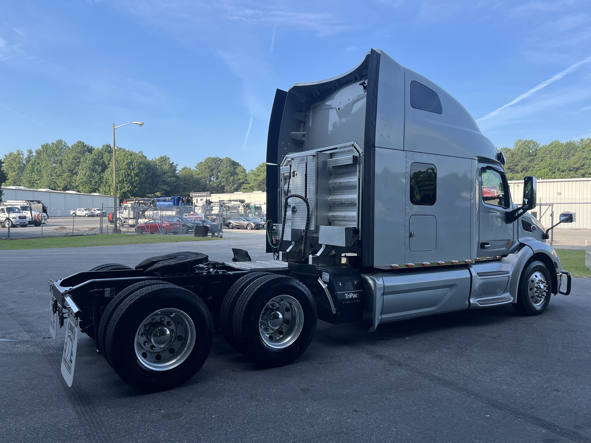 2021 Peterbilt 579 2021 Peterbilt 579 - image 4 of 6