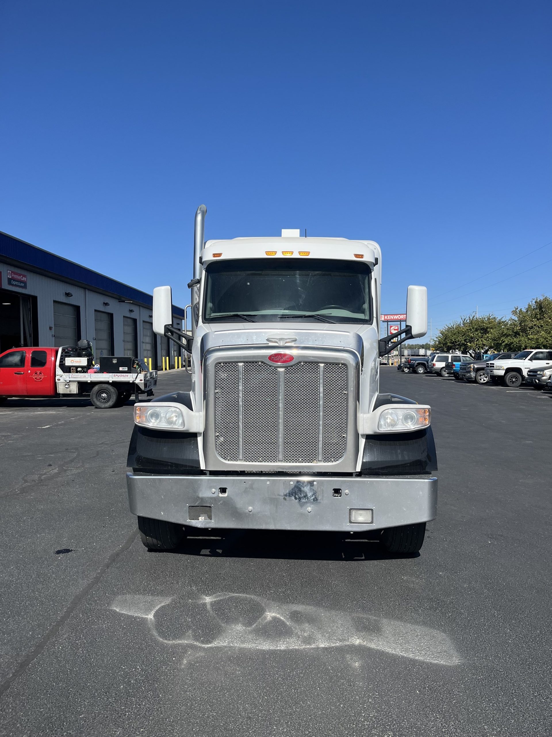 2021 Peterbilt 567 2021 Peterbilt 567 - image 2 of 6
