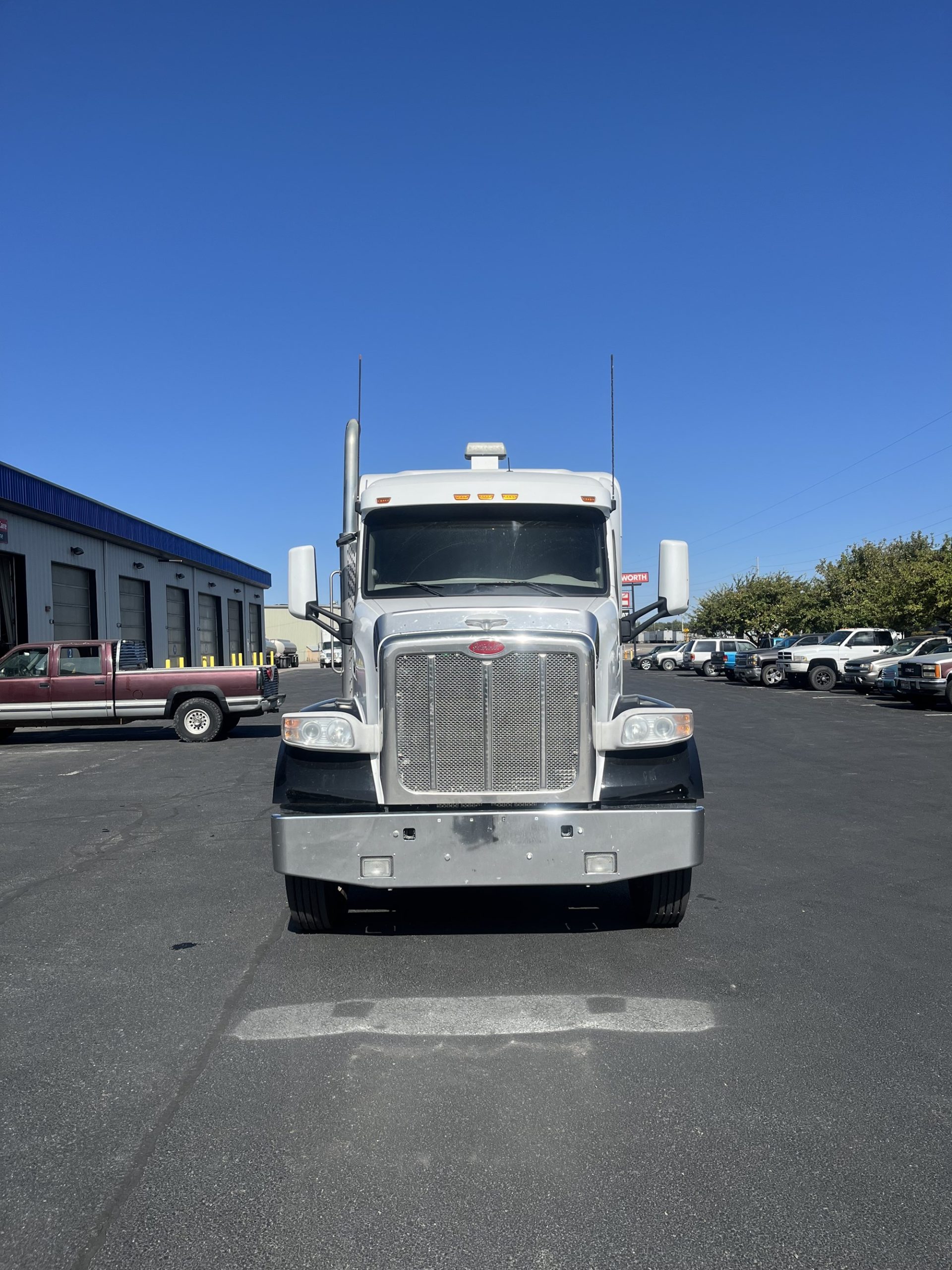 2021 Peterbilt 567 2021 Peterbilt 567 - image 2 of 6