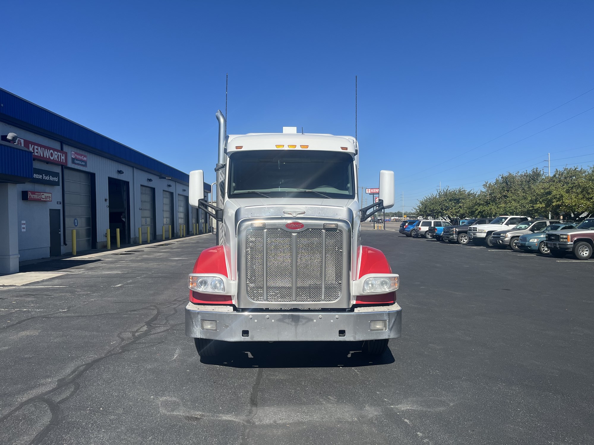 2021 Peterbilt 567 2021 Peterbilt 567 - image 2 of 6