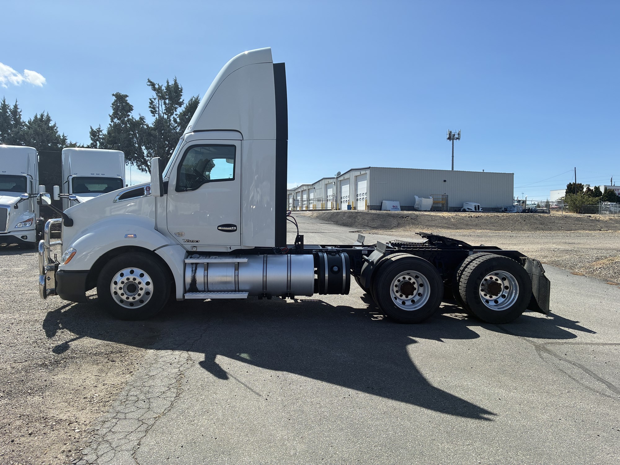 2021 Kenworth T680 2021 Kenworth T680 - image 2 of 6