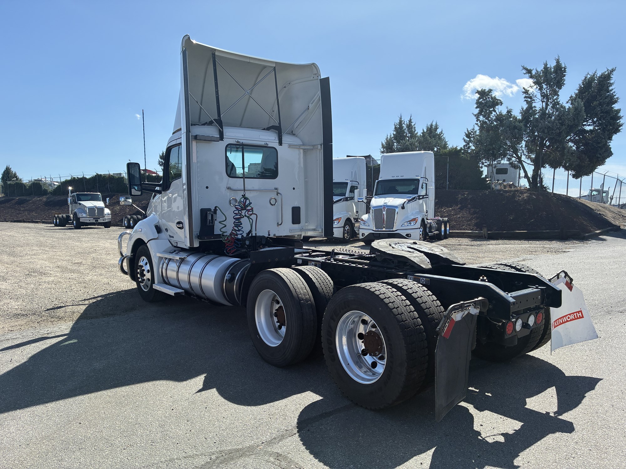 2021 Kenworth T680 2021 Kenworth T680 - image 3 of 6