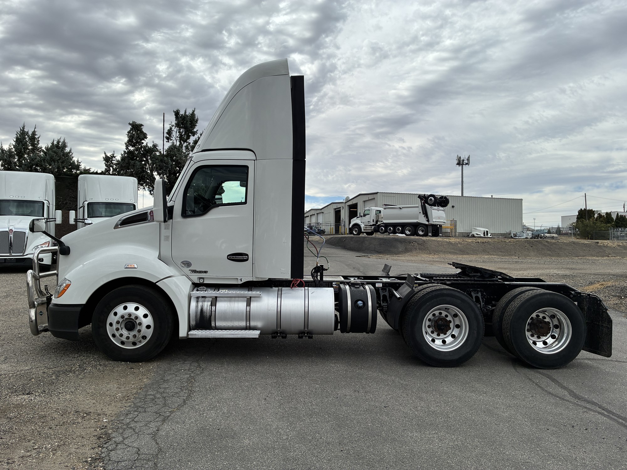 2021 Kenworth T680 - image 2 of 6