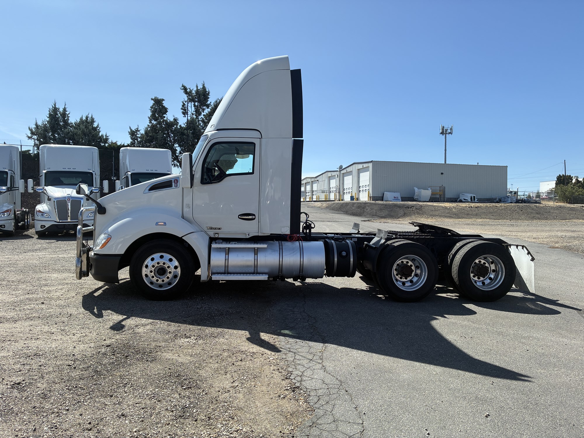 2021 Kenworth T680 2021 Kenworth T680 - image 2 of 6