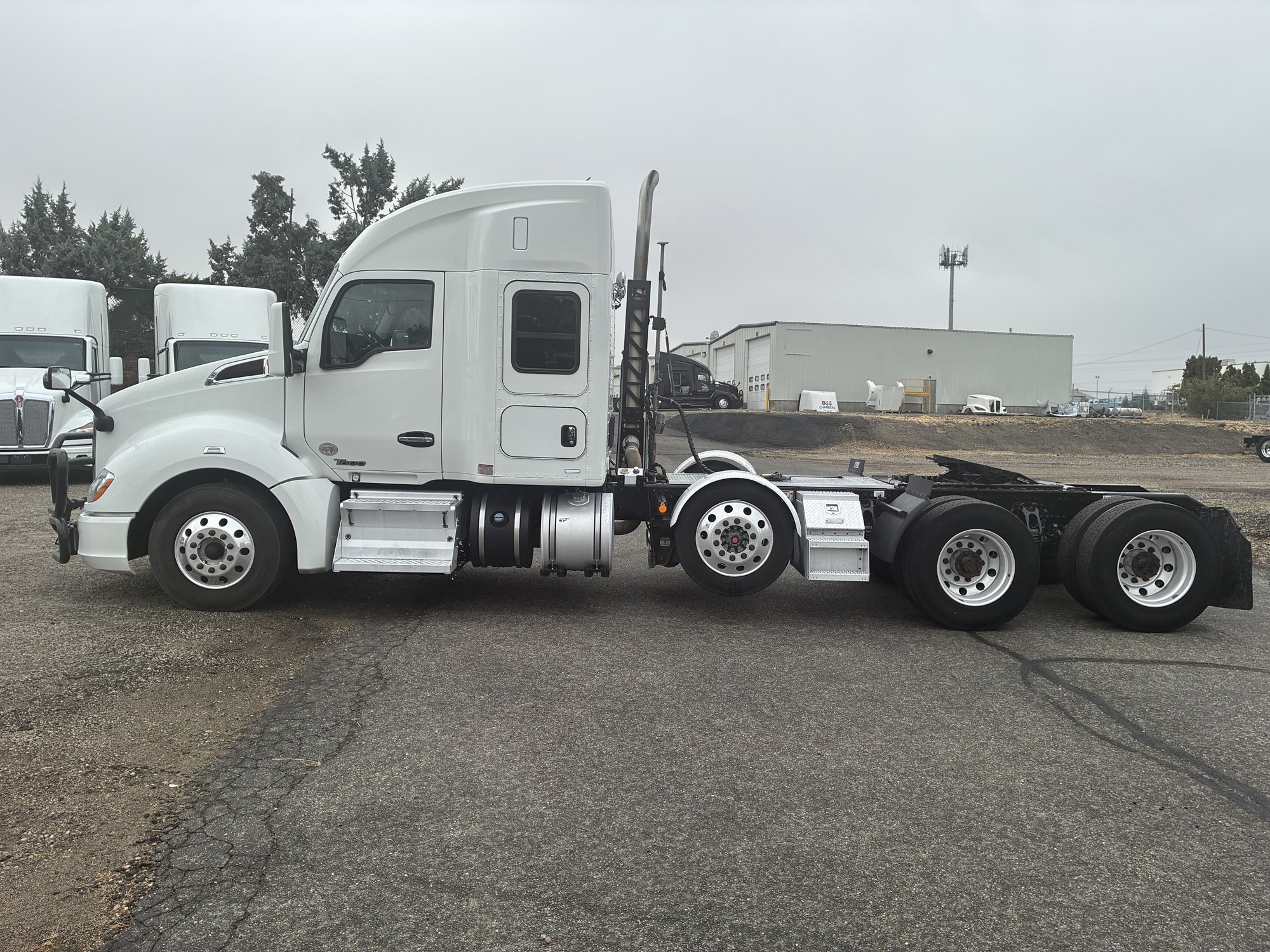 2021 Kenworth T680 2021 Kenworth T680 - image 2 of 6