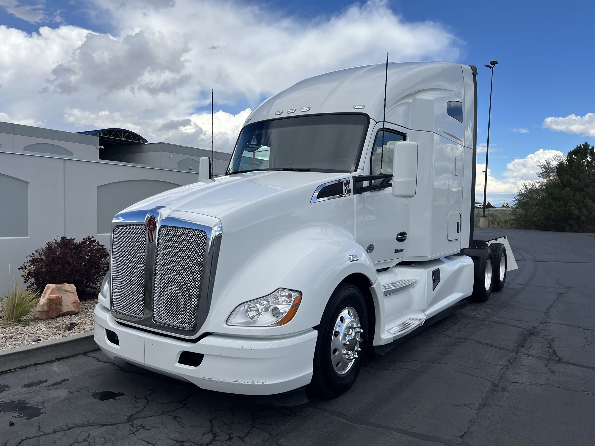 2022 Kenworth T680 2022 Kenworth T680 - image 1 of 6