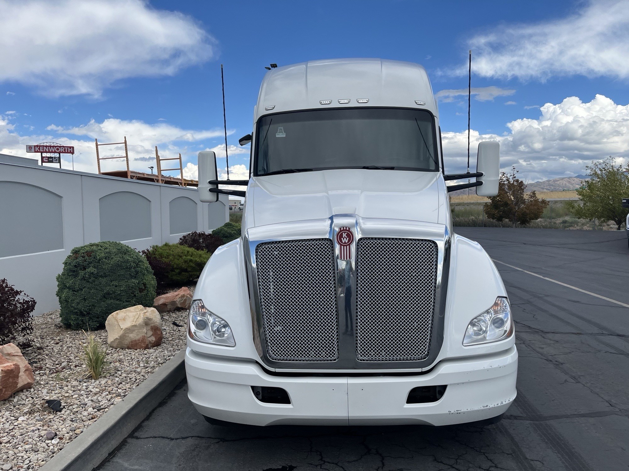 2022 Kenworth T680 2022 Kenworth T680 - image 2 of 6