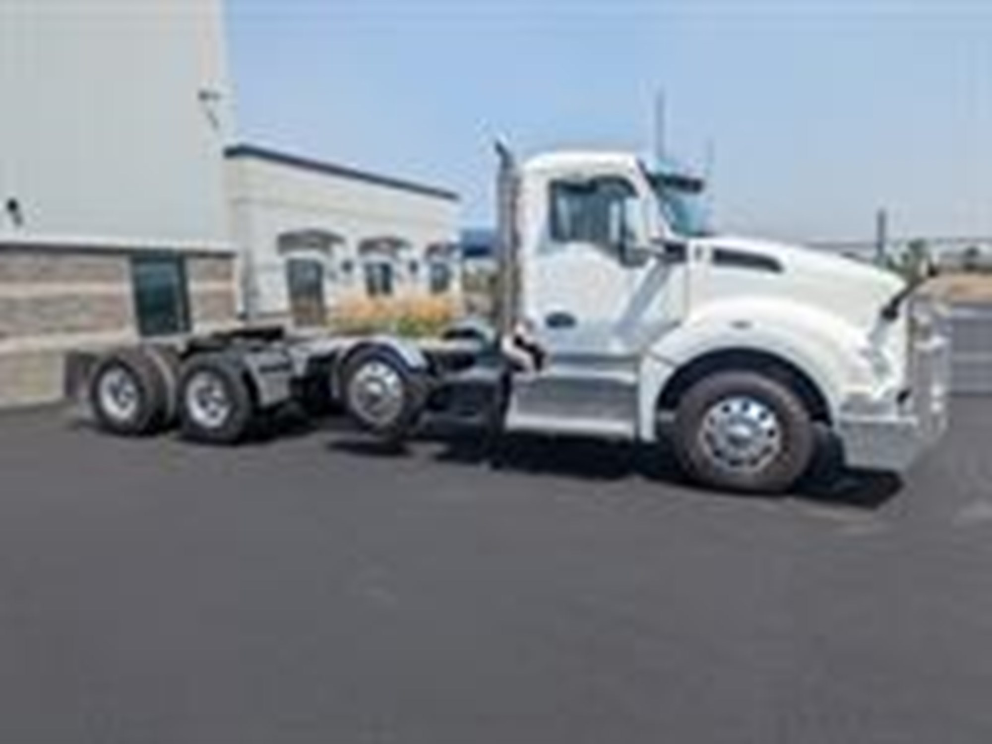 2022 Kenworth T880 2022 Kenworth T880 - image 2 of 5