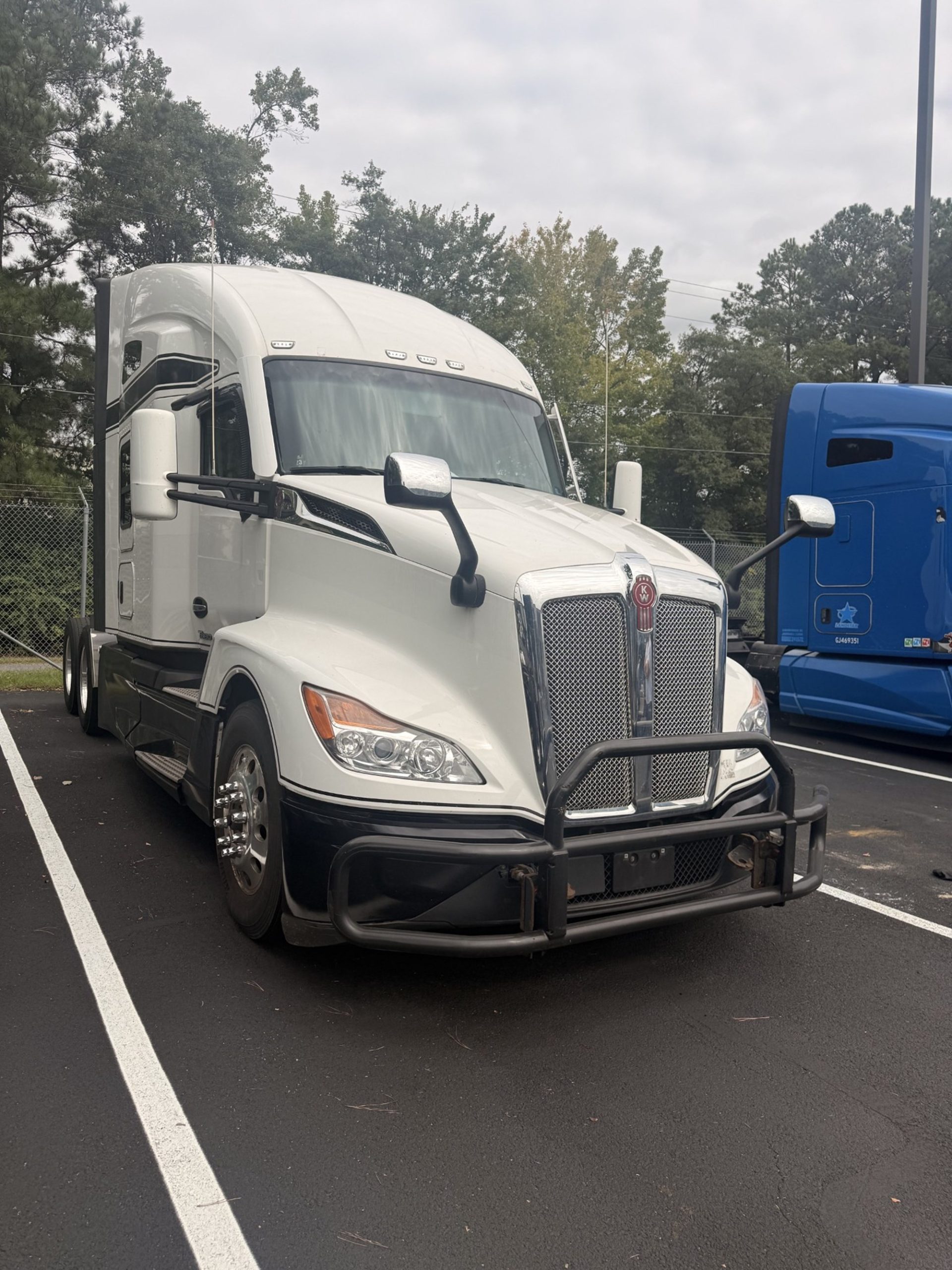 2022 Kenworth T680 2022 Kenworth T680 - image 2 of 3