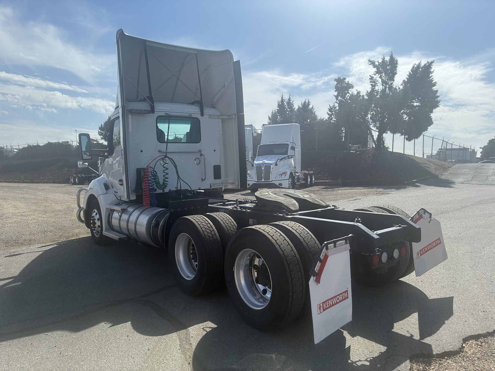 2022 Kenworth T680 - image 3 of 6