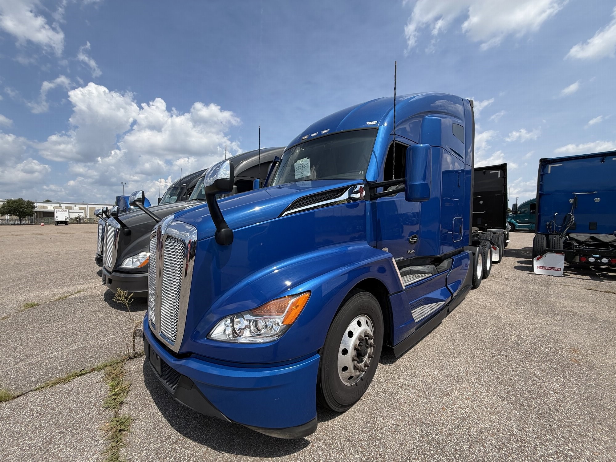 2022 Kenworth T680 2022 Kenworth T680 - image 1 of 1
