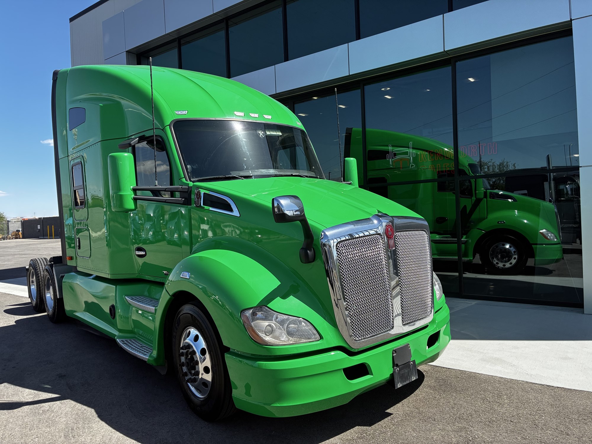 2022 Kenworth T680 2022 Kenworth T680 - image 1 of 6