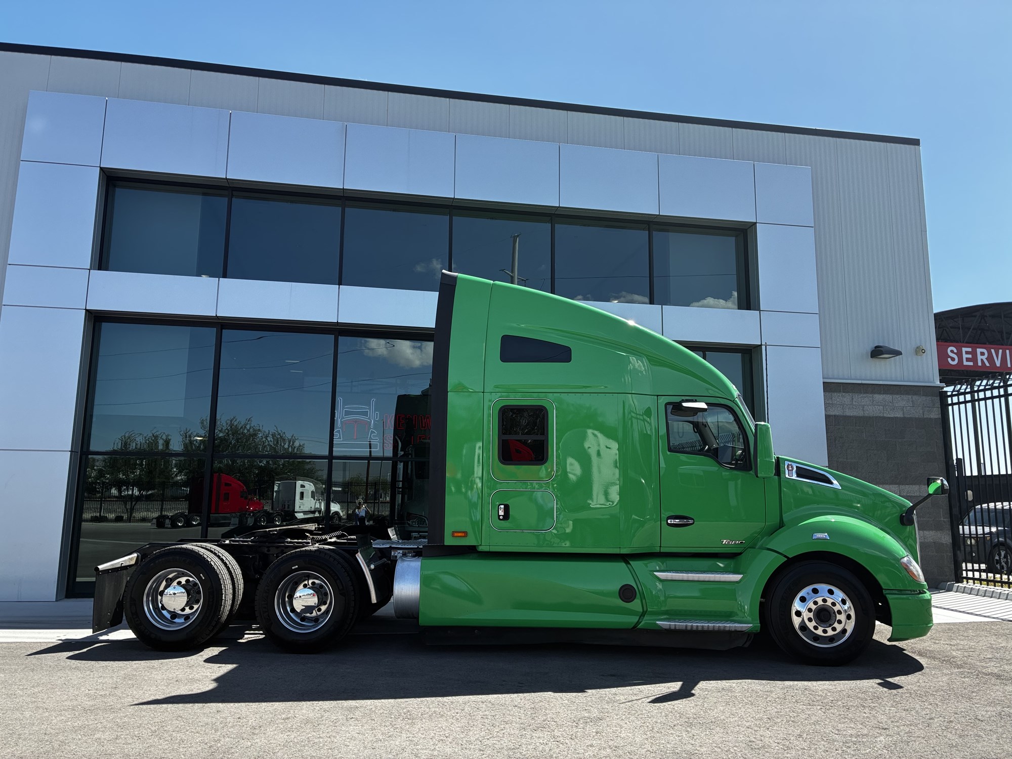 2022 Kenworth T680 2022 Kenworth T680 - image 2 of 6