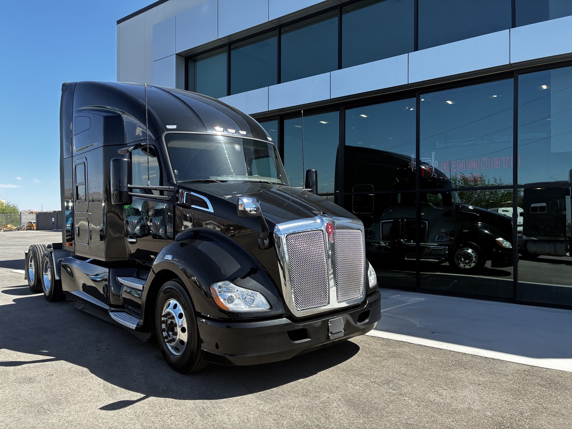 2022 Kenworth T680 2022 Kenworth T680 - image 1 of 6