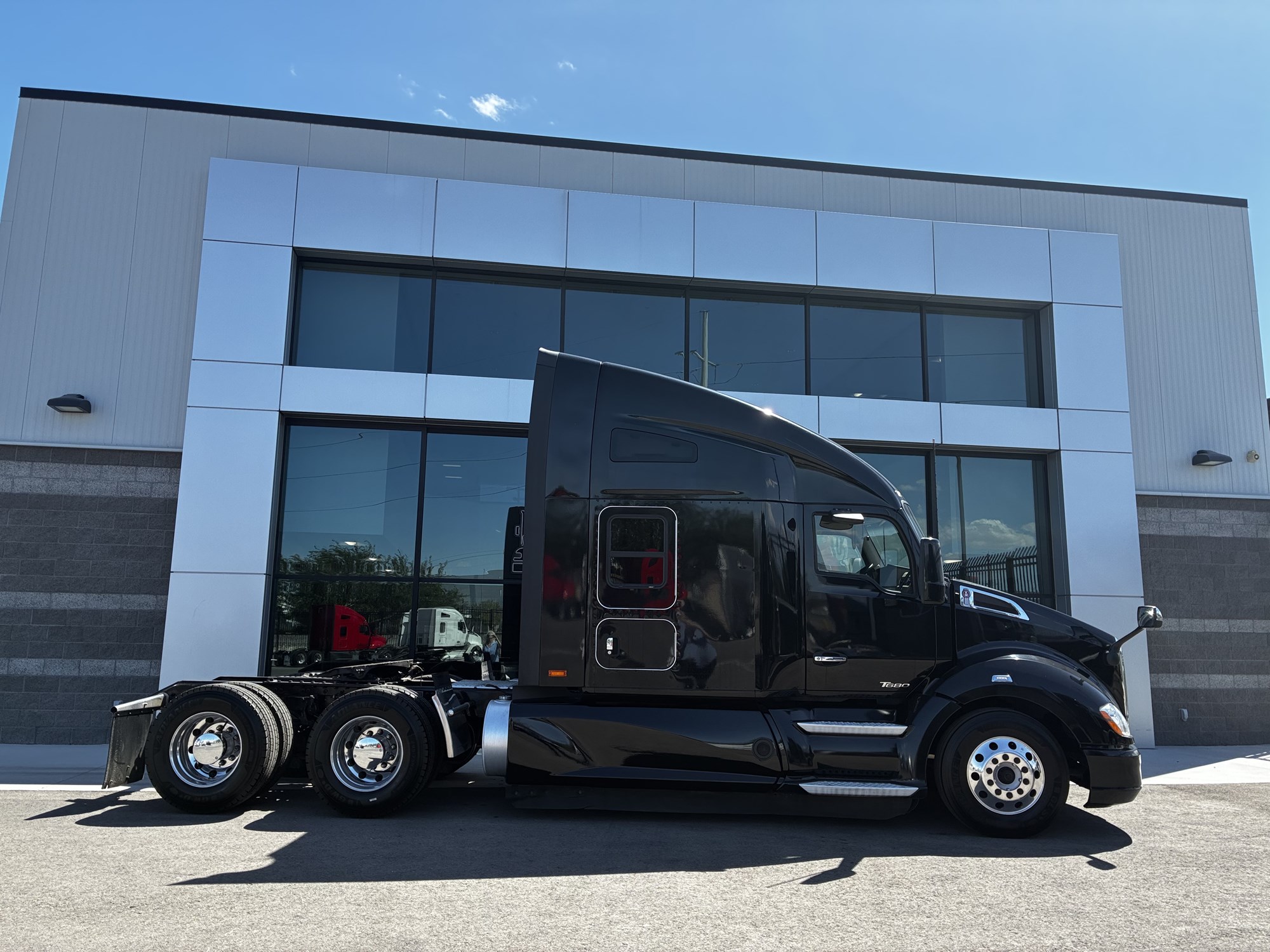 2022 Kenworth T680 2022 Kenworth T680 - image 2 of 6