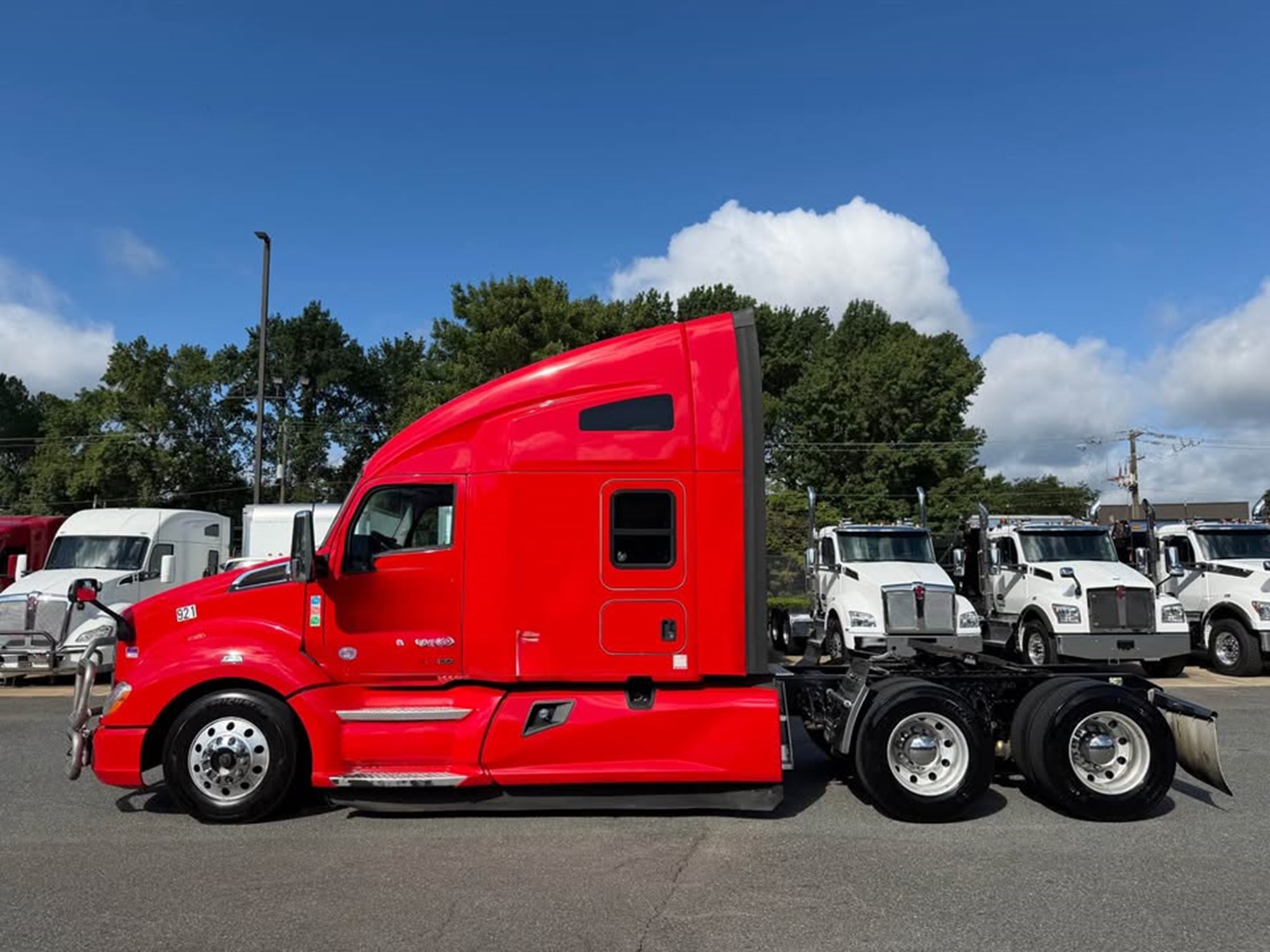 2022 Kenworth T680 2022 Kenworth T680 - image 1 of 6