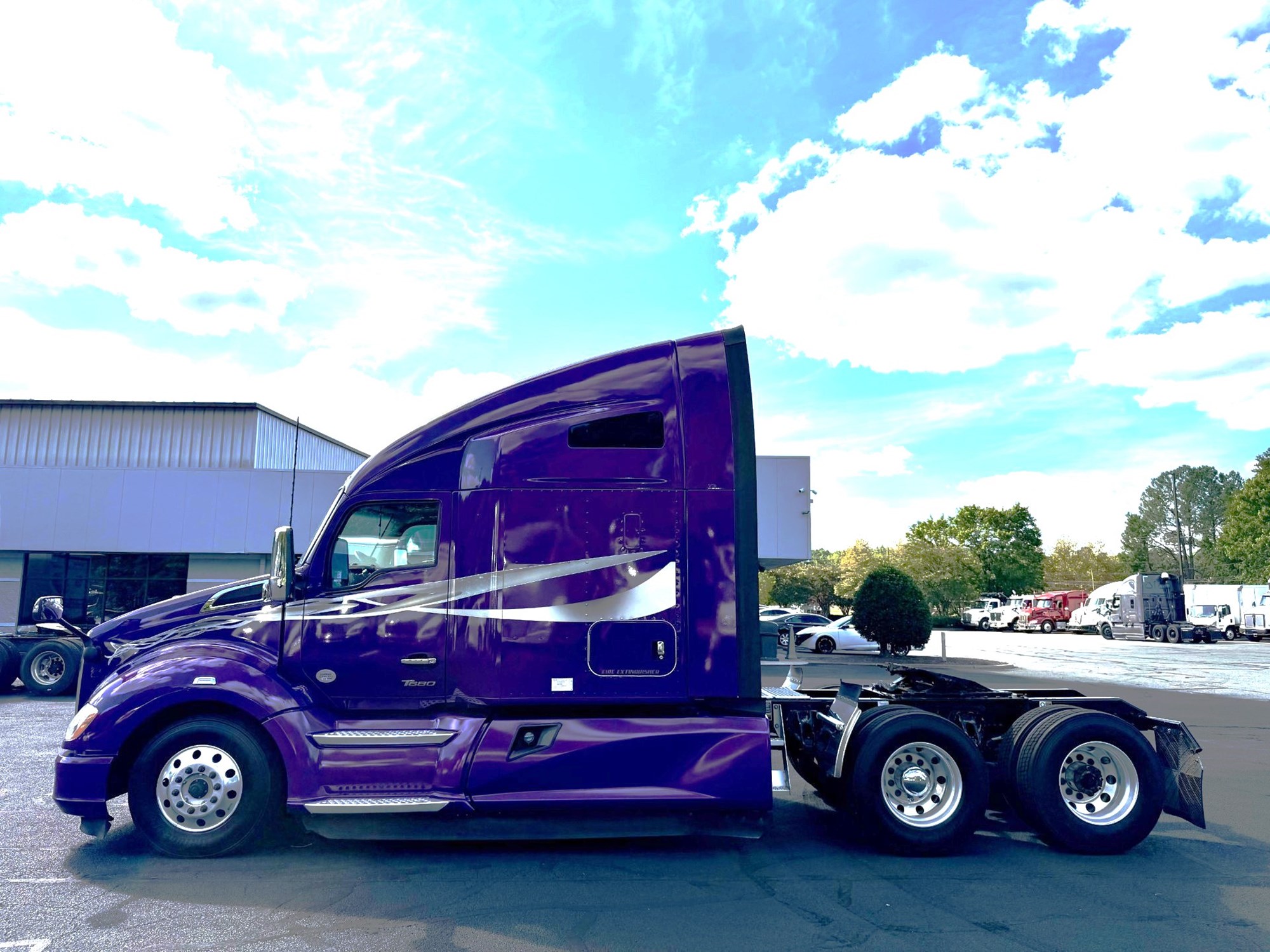 2022 Kenworth T680 2022 Kenworth T680 - image 1 of 6