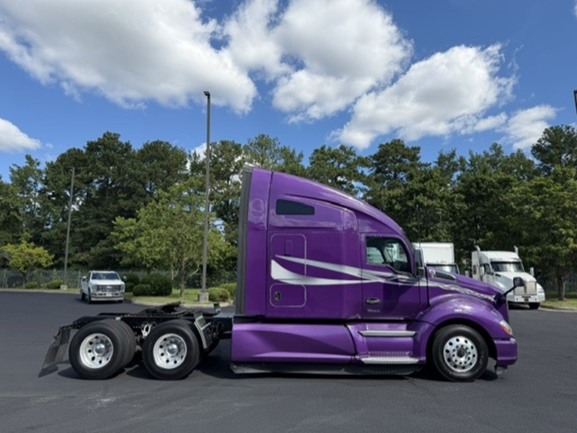 2022 Kenworth T680 2022 Kenworth T680 - image 2 of 6
