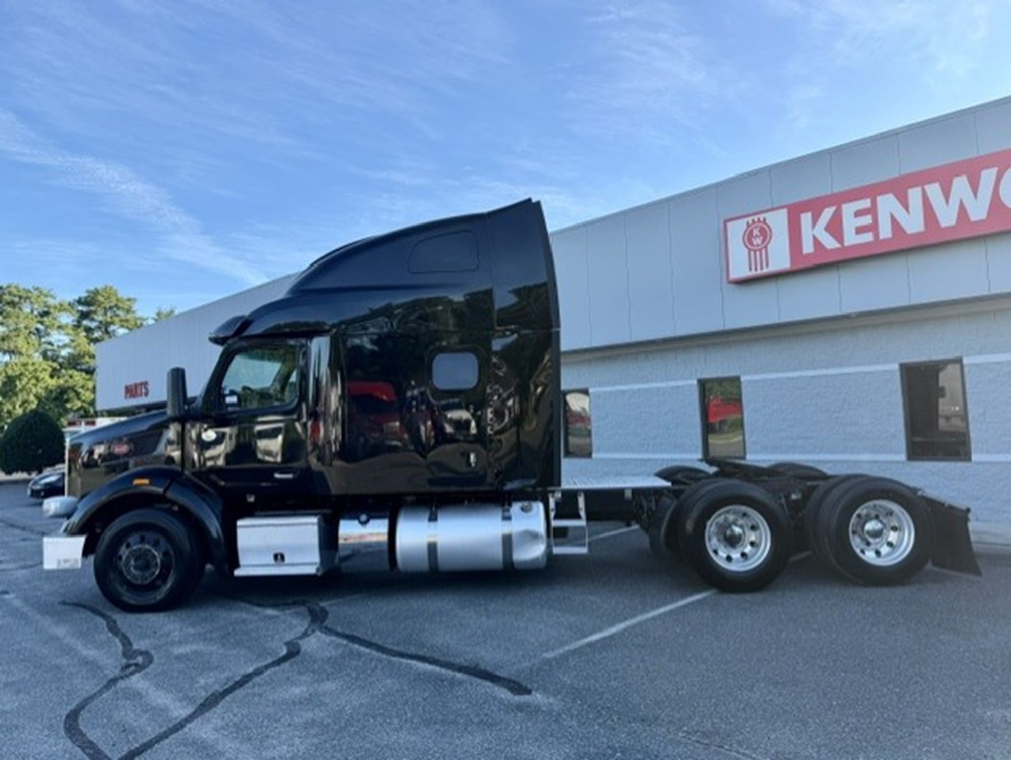 2023 Peterbilt 567 2023 Peterbilt 567 - image 1 of 6
