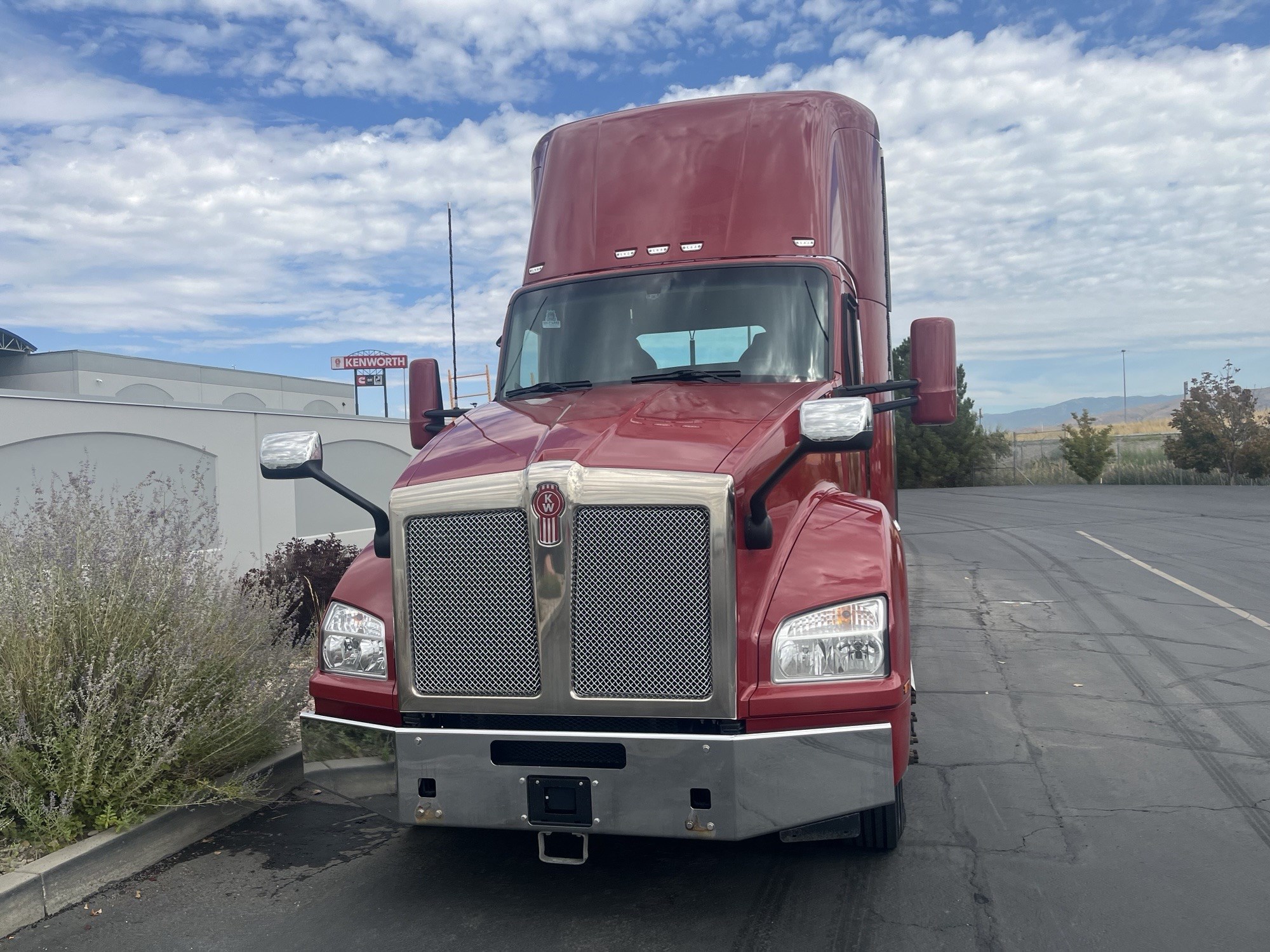 2023 Kenworth T880 2023 Kenworth T880 - image 2 of 6