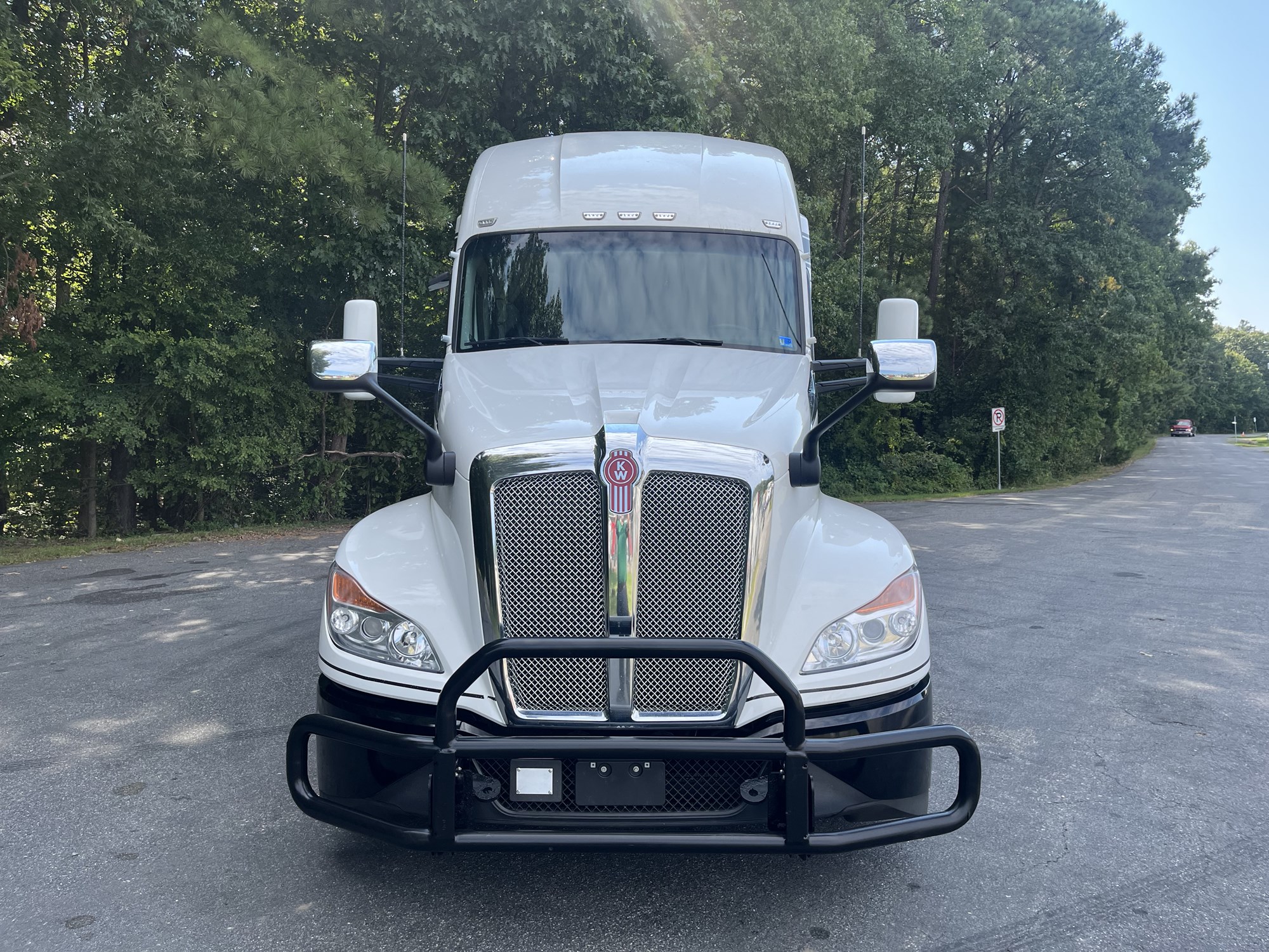 2023 Kenworth T680 - image 2 of 6
