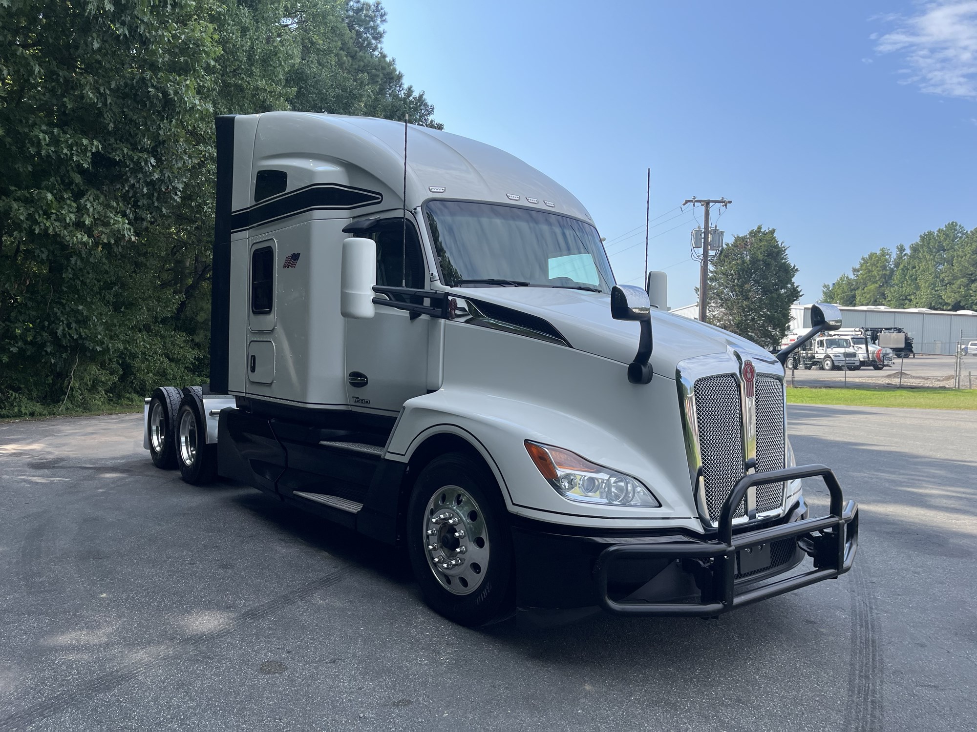 2023 Kenworth T680 - image 3 of 6