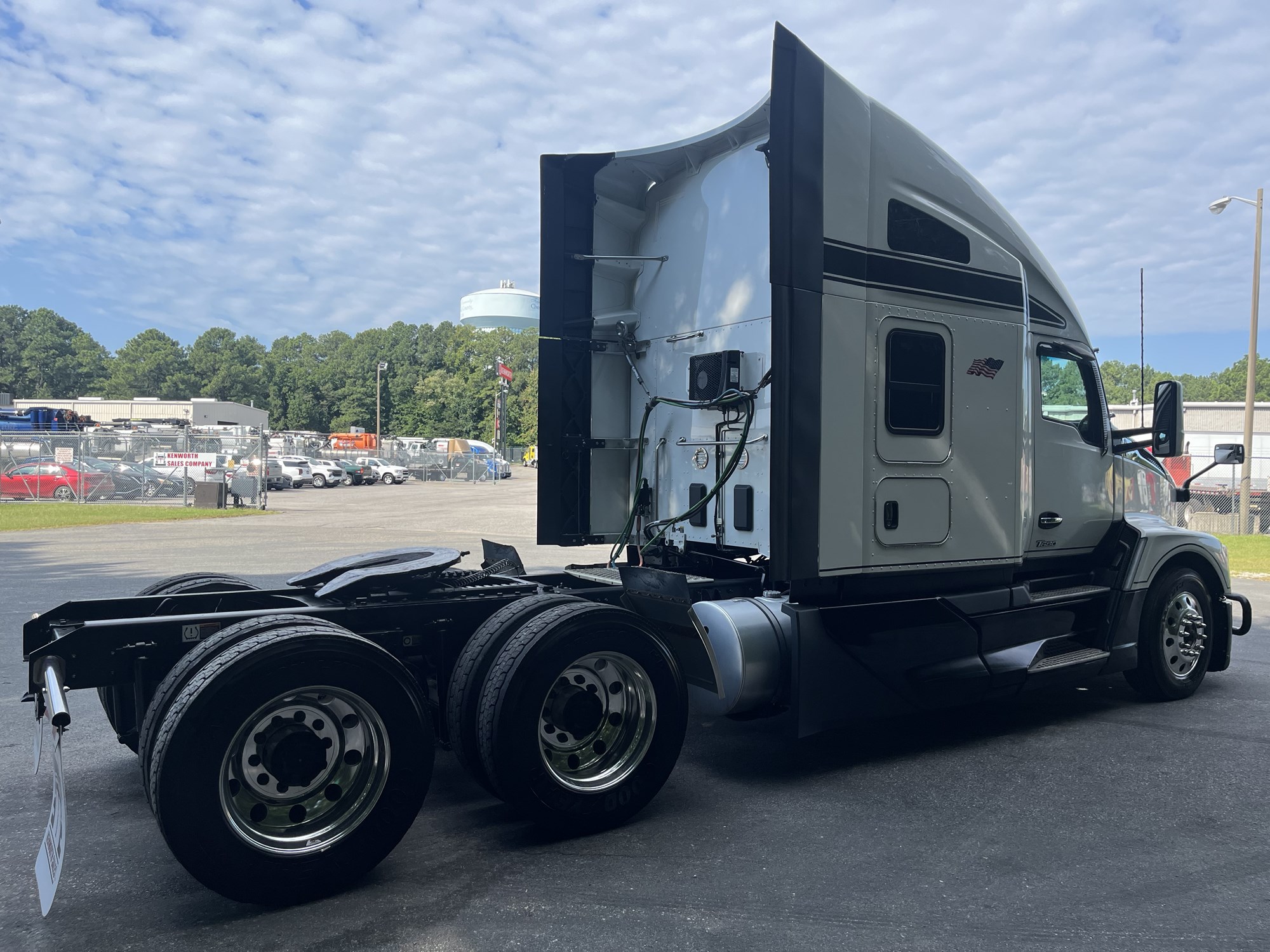 2023 Kenworth T680 - image 4 of 6