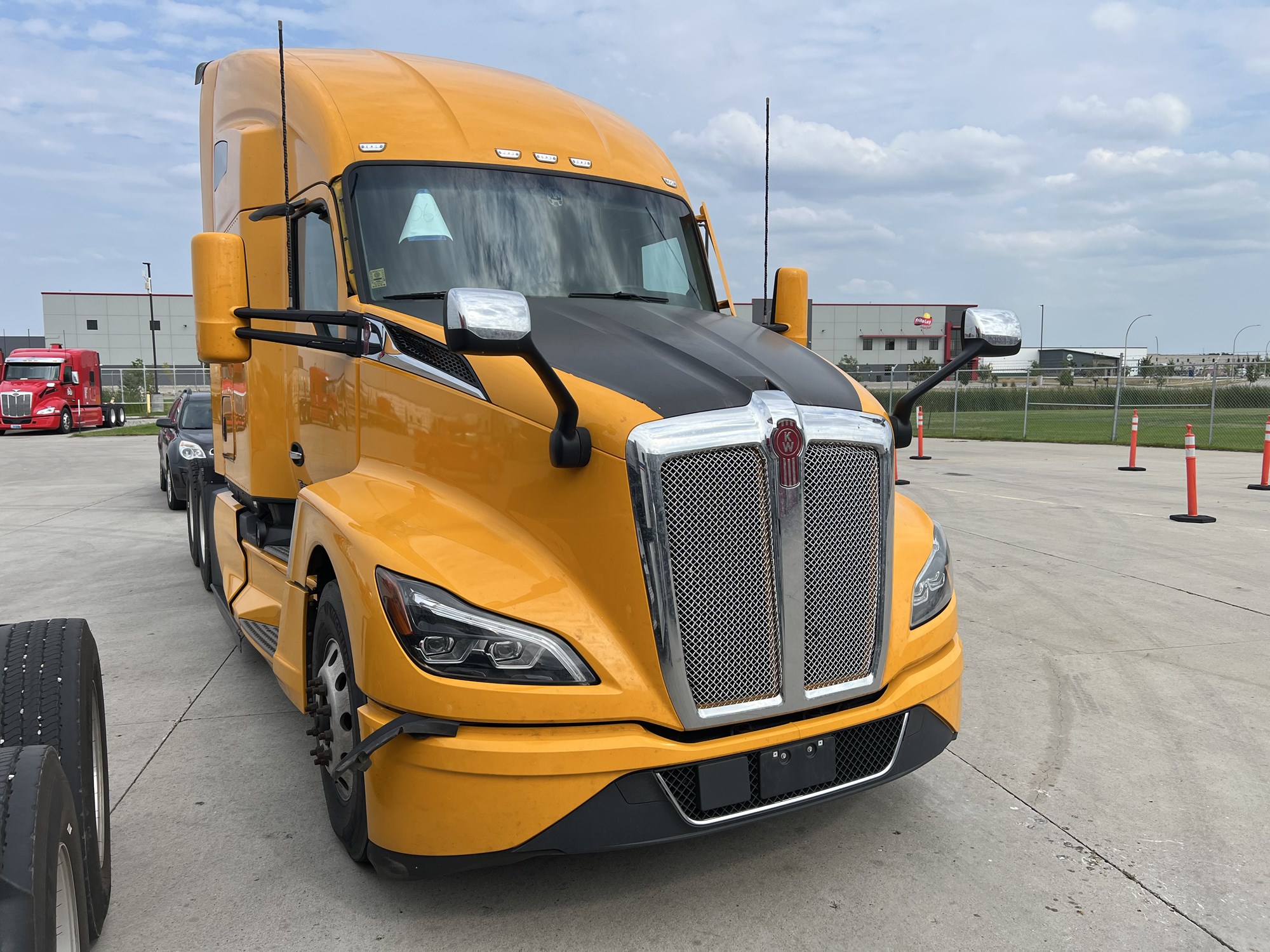 2023 Kenworth T680 2023 Kenworth T680 - image 1 of 2