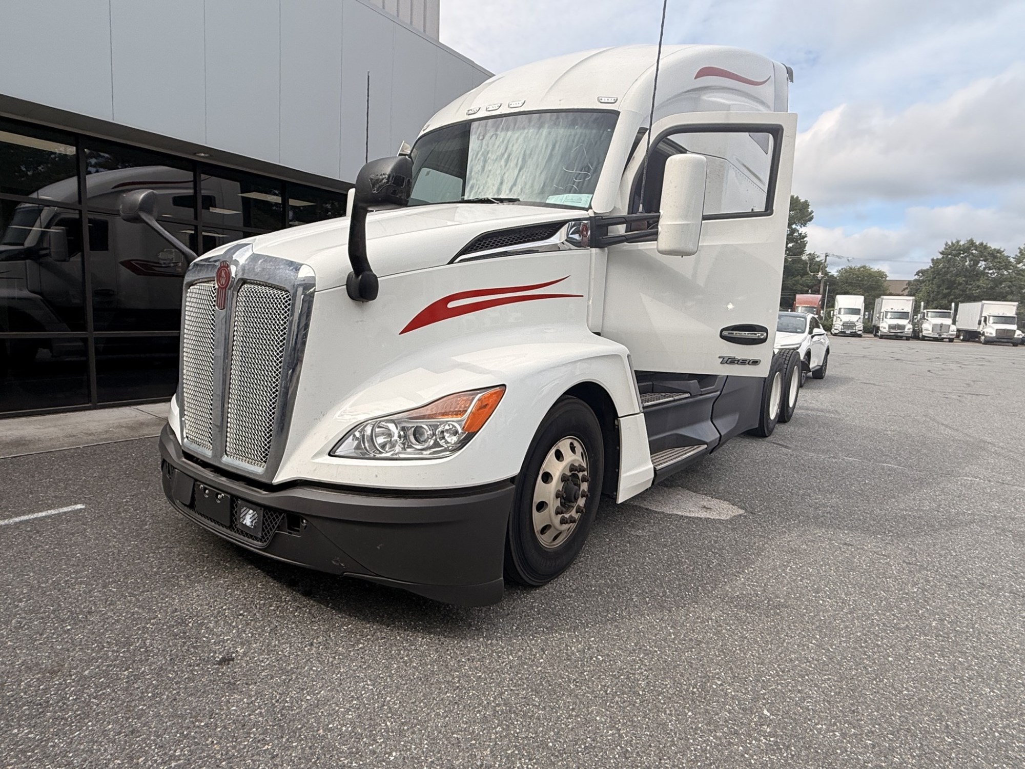 2023 Kenworth T680 2023 Kenworth T680 - image 1 of 6