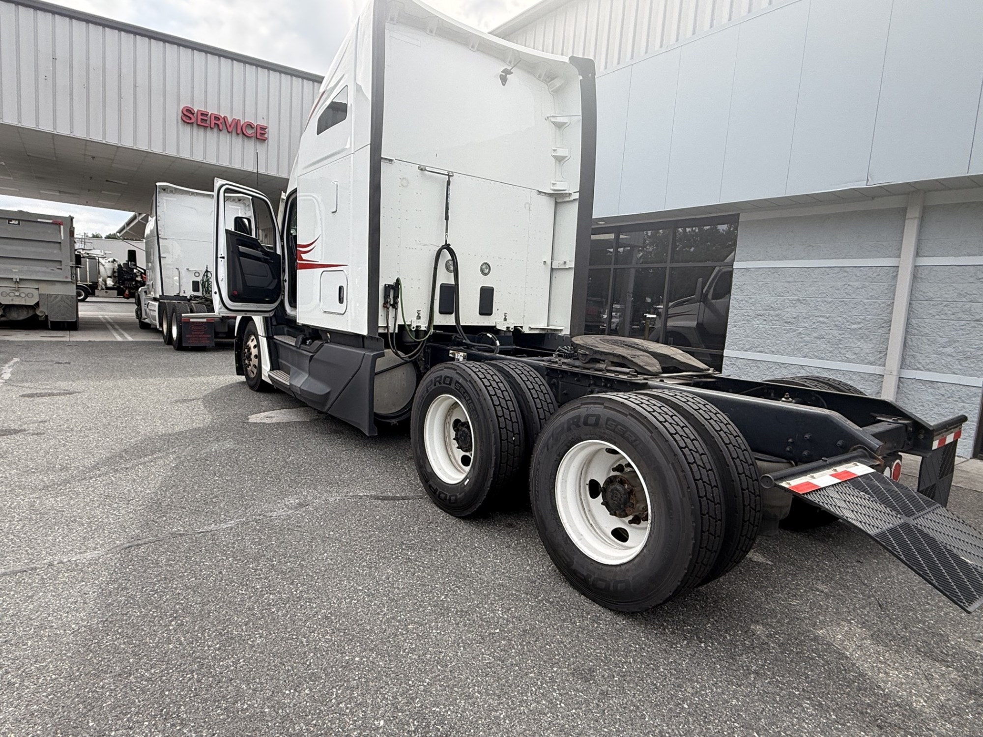 2023 Kenworth T680 2023 Kenworth T680 - image 4 of 6