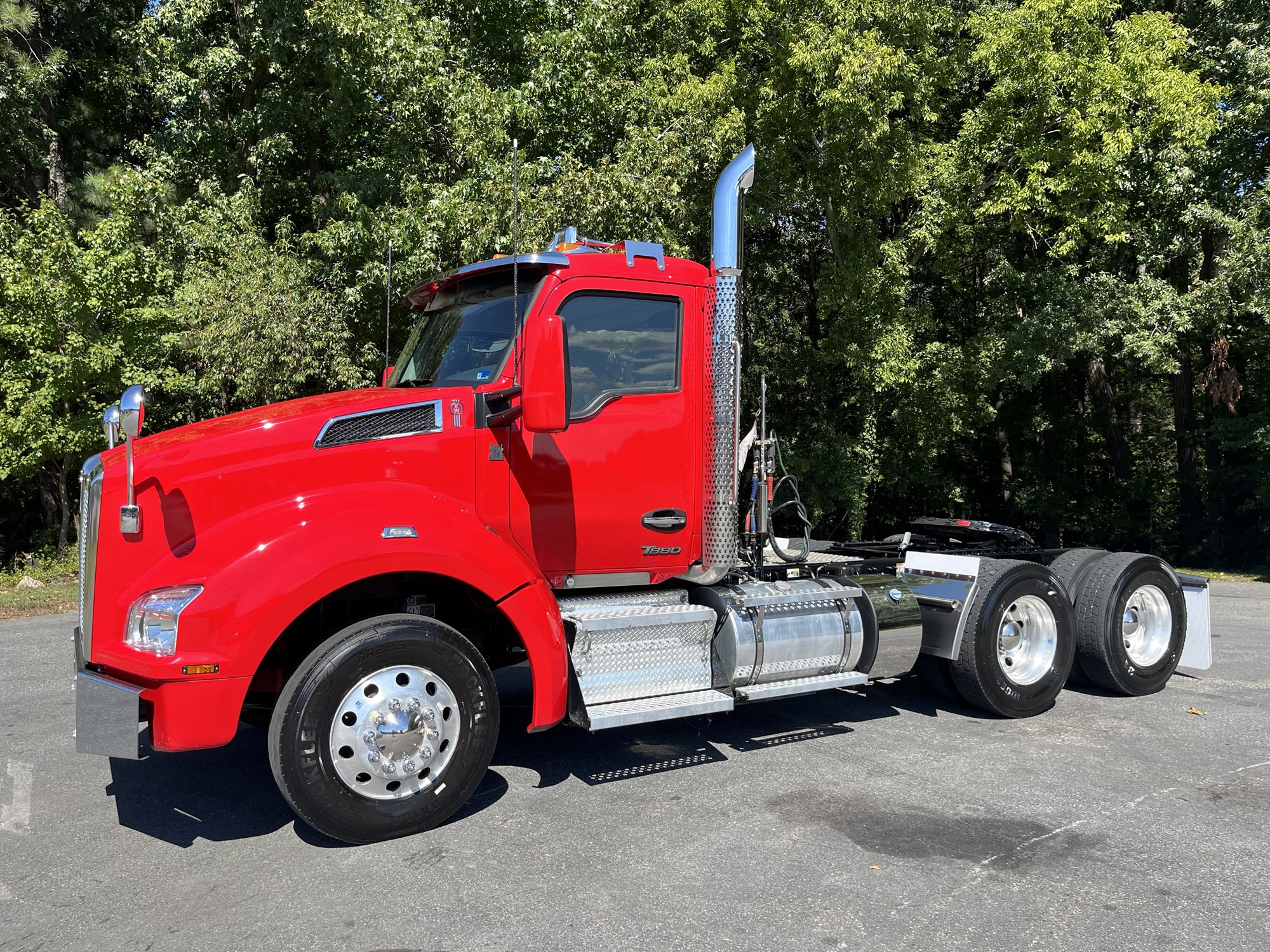 2023 Kenworth T880 2023 Kenworth T880 - image 1 of 6