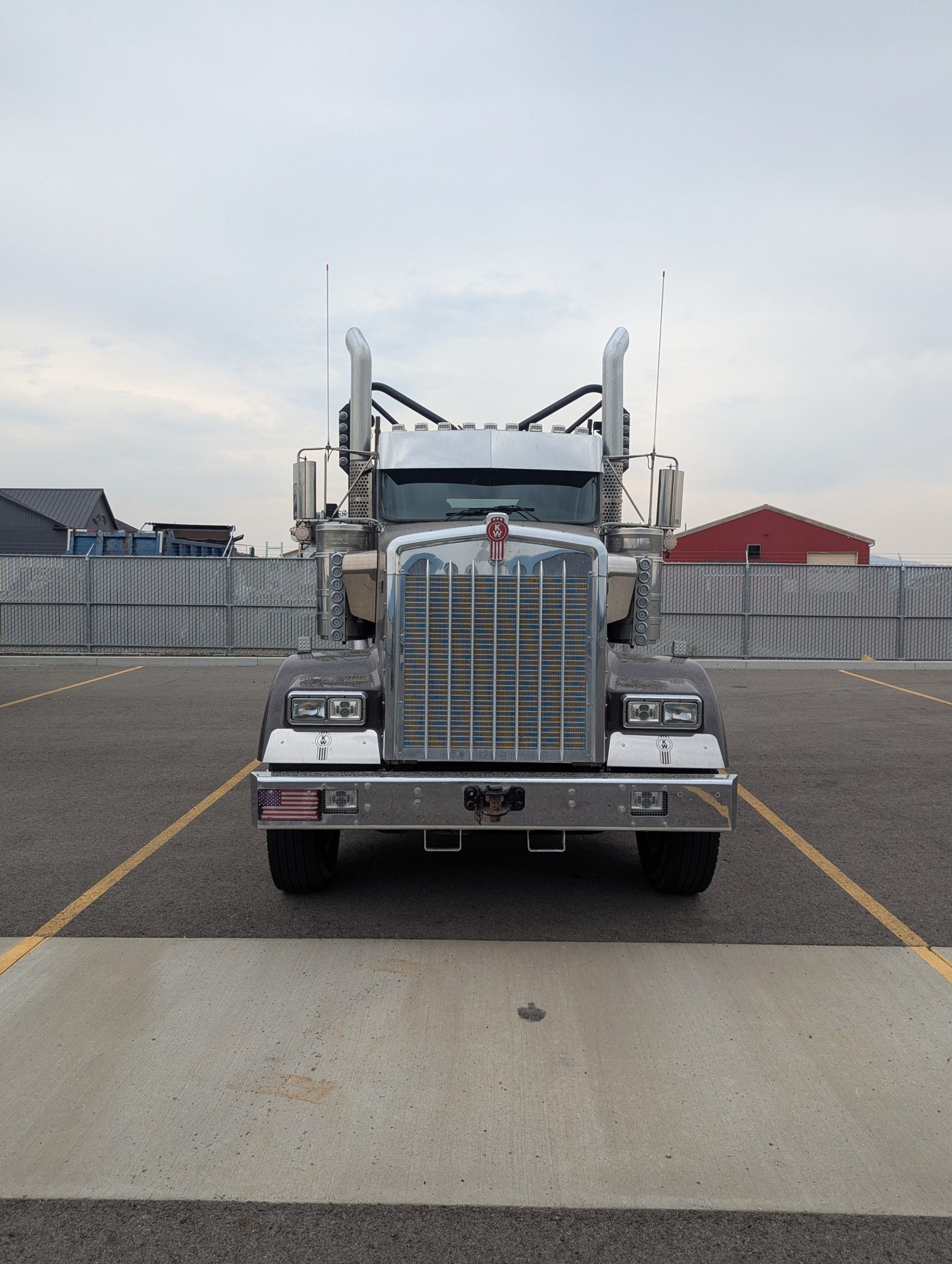 2023 Kenworth W900L 2023 Kenworth W900L - image 2 of 6