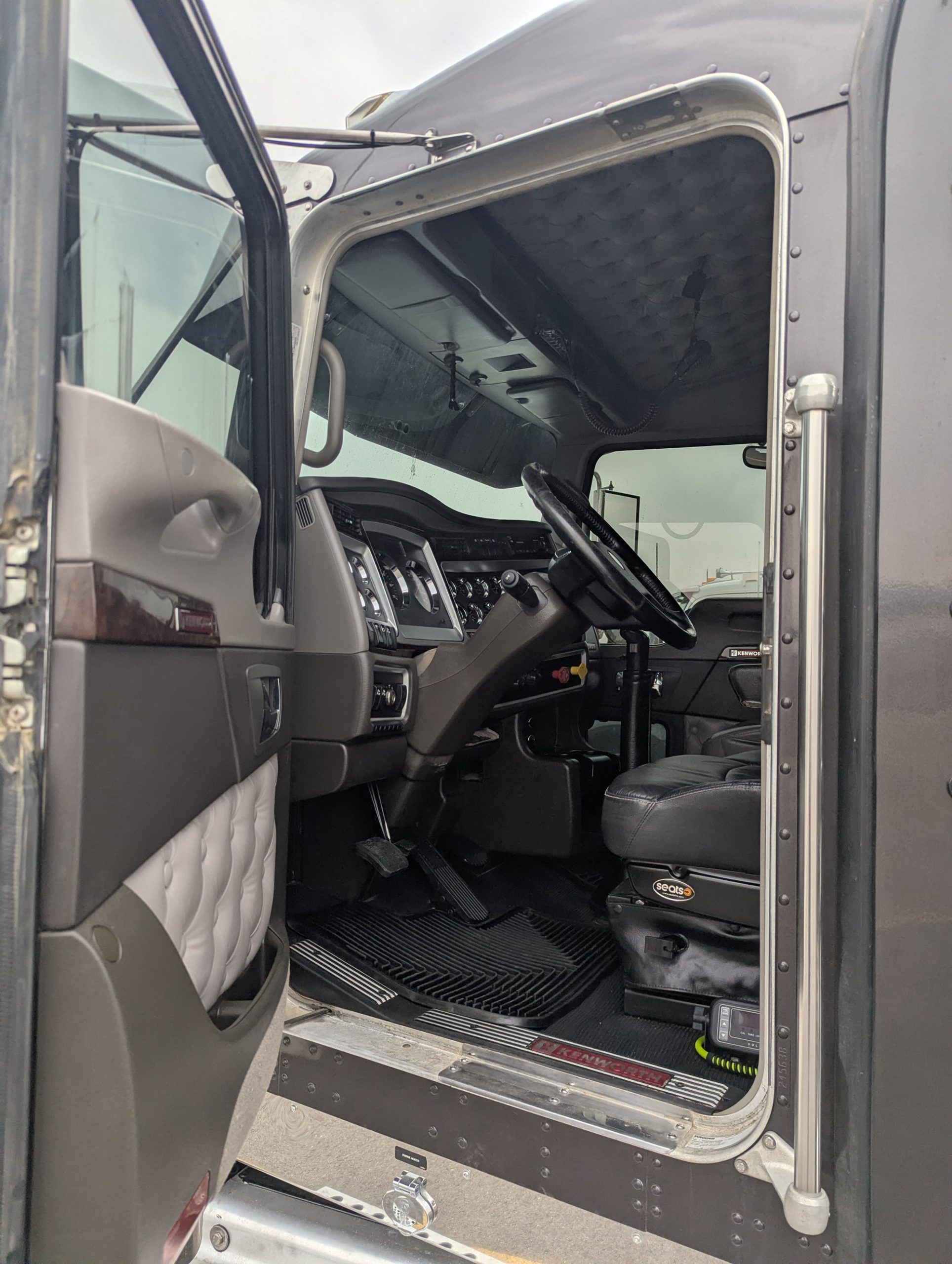 2023 Kenworth W900L 2023 Kenworth W900L - image 4 of 6
