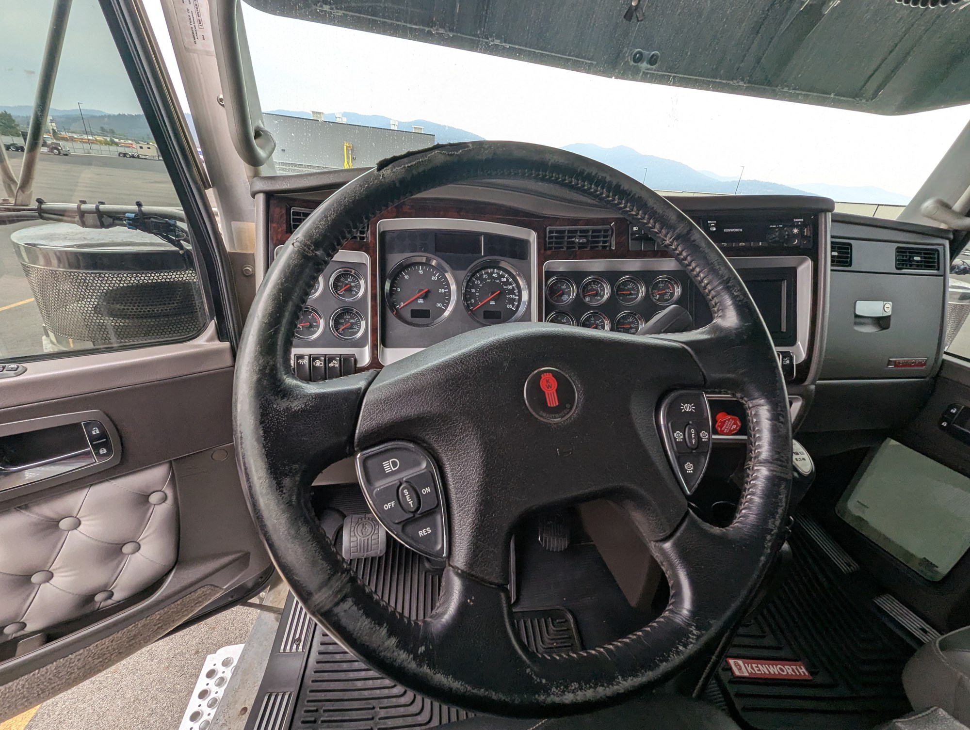 2023 Kenworth W900L 2023 Kenworth W900L - image 6 of 6