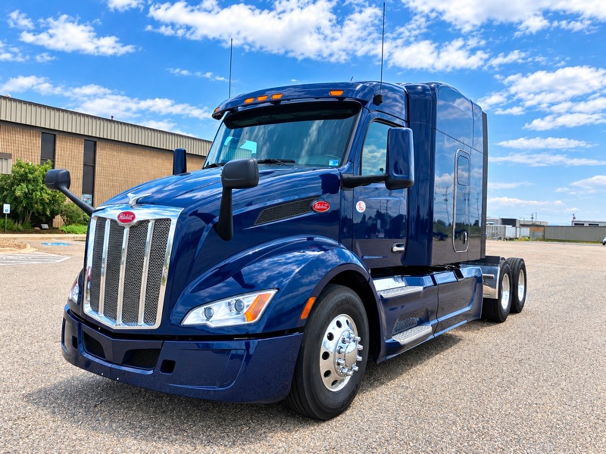 2024 Peterbilt 579 2024 Peterbilt 579 - image 5 of 6